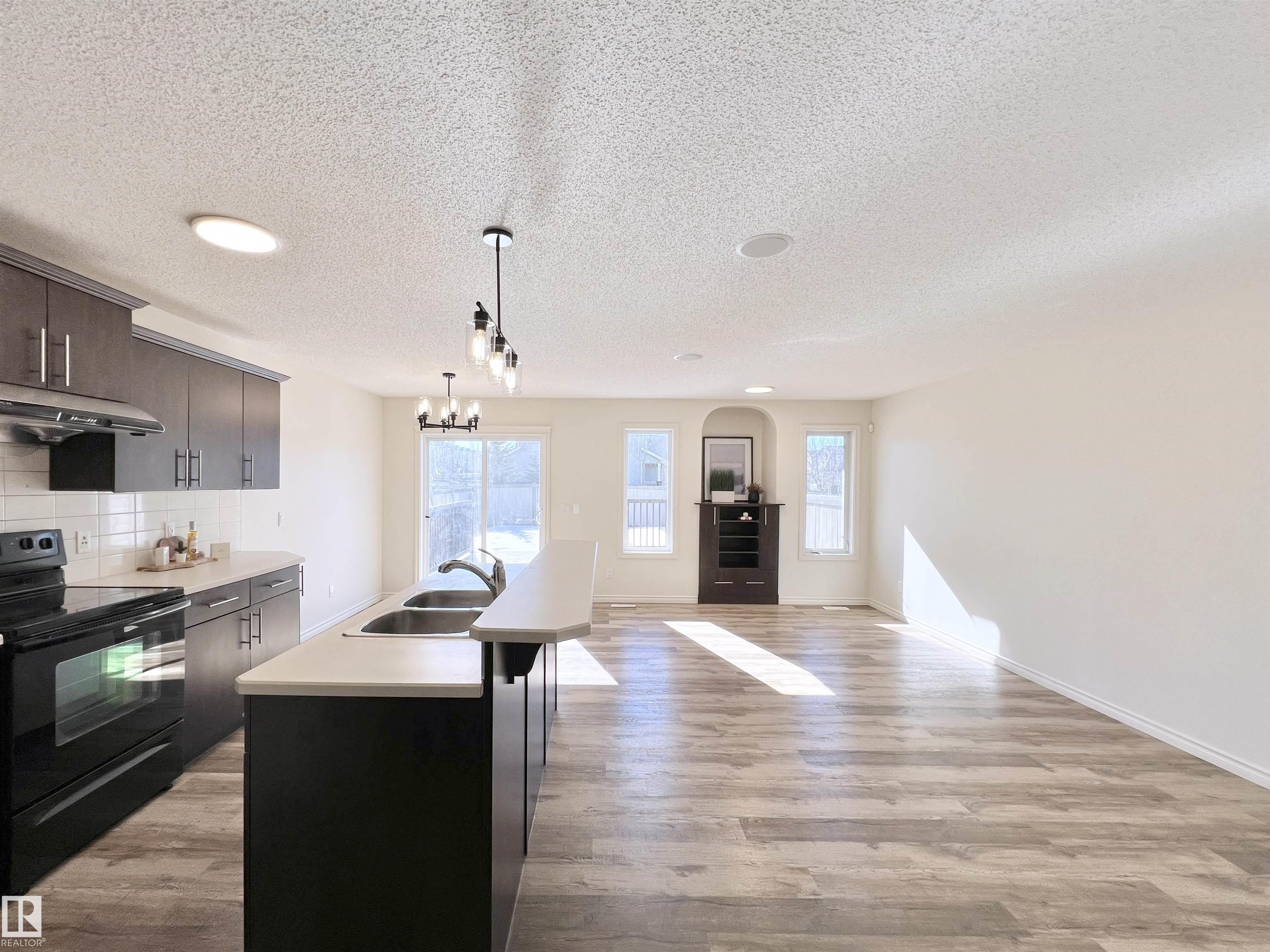 https://zimg.paragon.ice.com/ParagonImages/Property/PM/RAE/225391258/5/0/0/6eea6293986c506aabd769977f60c9b2/1/3cb07a83d05324c5f4191b7a3cbc6398/225391258-49d859bb-8427-4a93-871d-f67281462274.JPG
