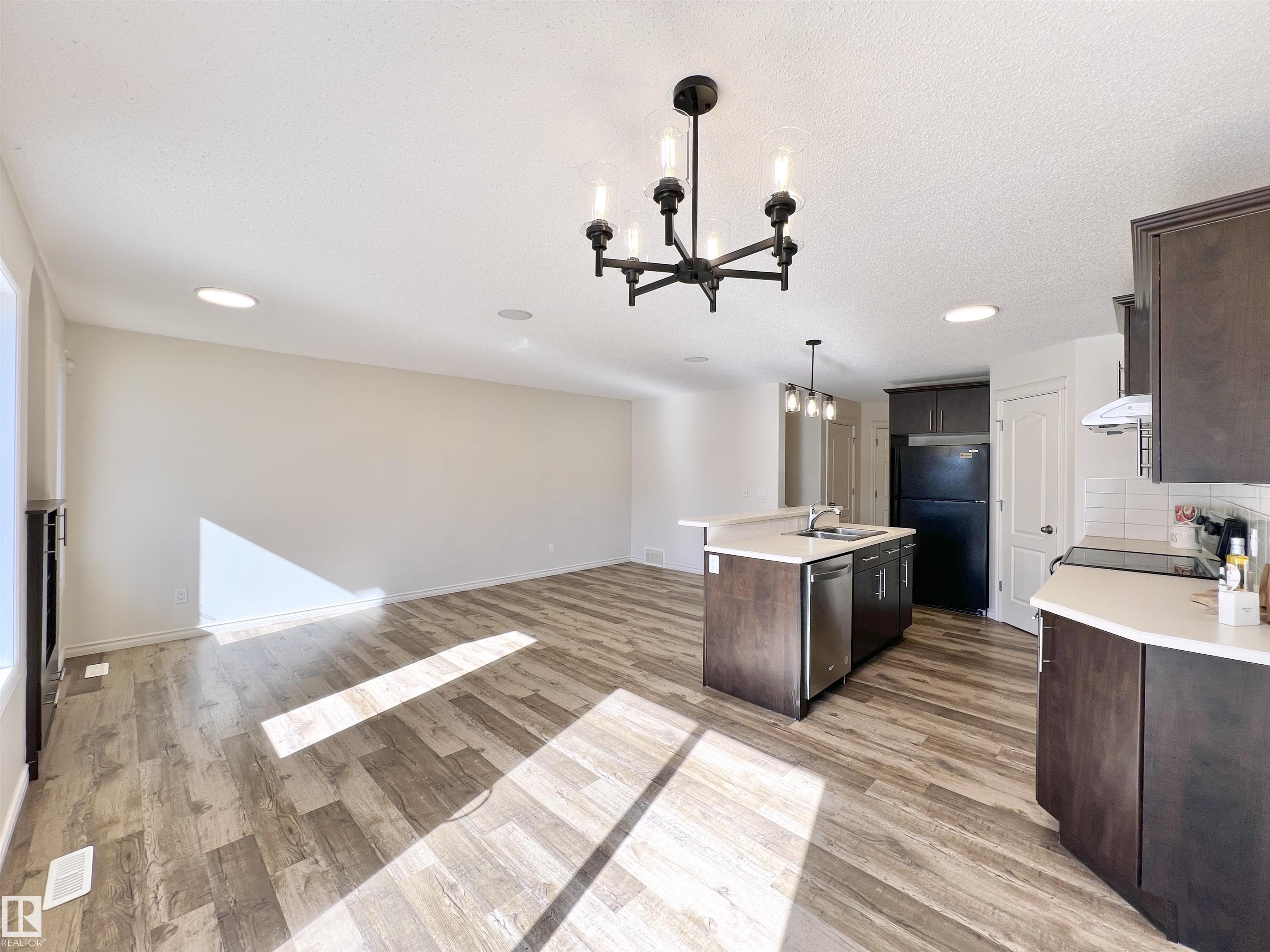 https://zimg.paragon.ice.com/ParagonImages/Property/PM/RAE/225391258/8/0/0/ac0654a399c4afb927359516145045ca/1/3cb07a83d05324c5f4191b7a3cbc6398/225391258-fc99feeb-5bbb-46ad-a0aa-53b84d5428c8.JPG