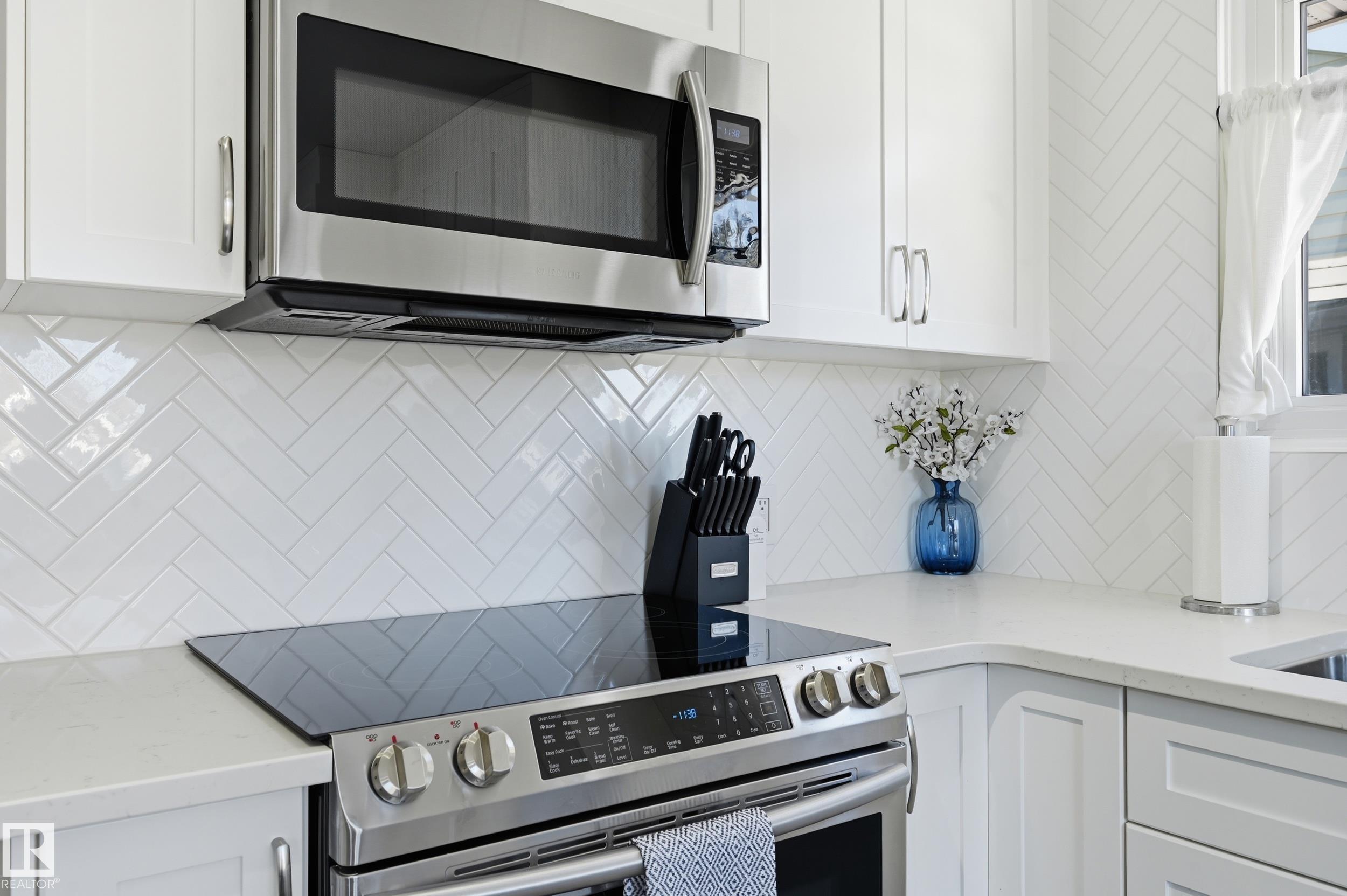 Photo 11 at 7719 71 Avenue NW, Avonmore, Edmonton