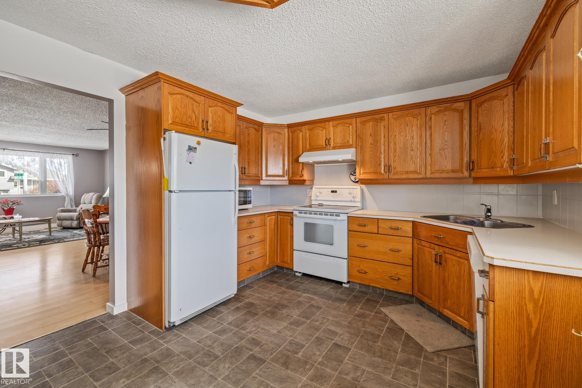 Photo 11 at 11431 149 Avenue NW, Caernarvon, Edmonton