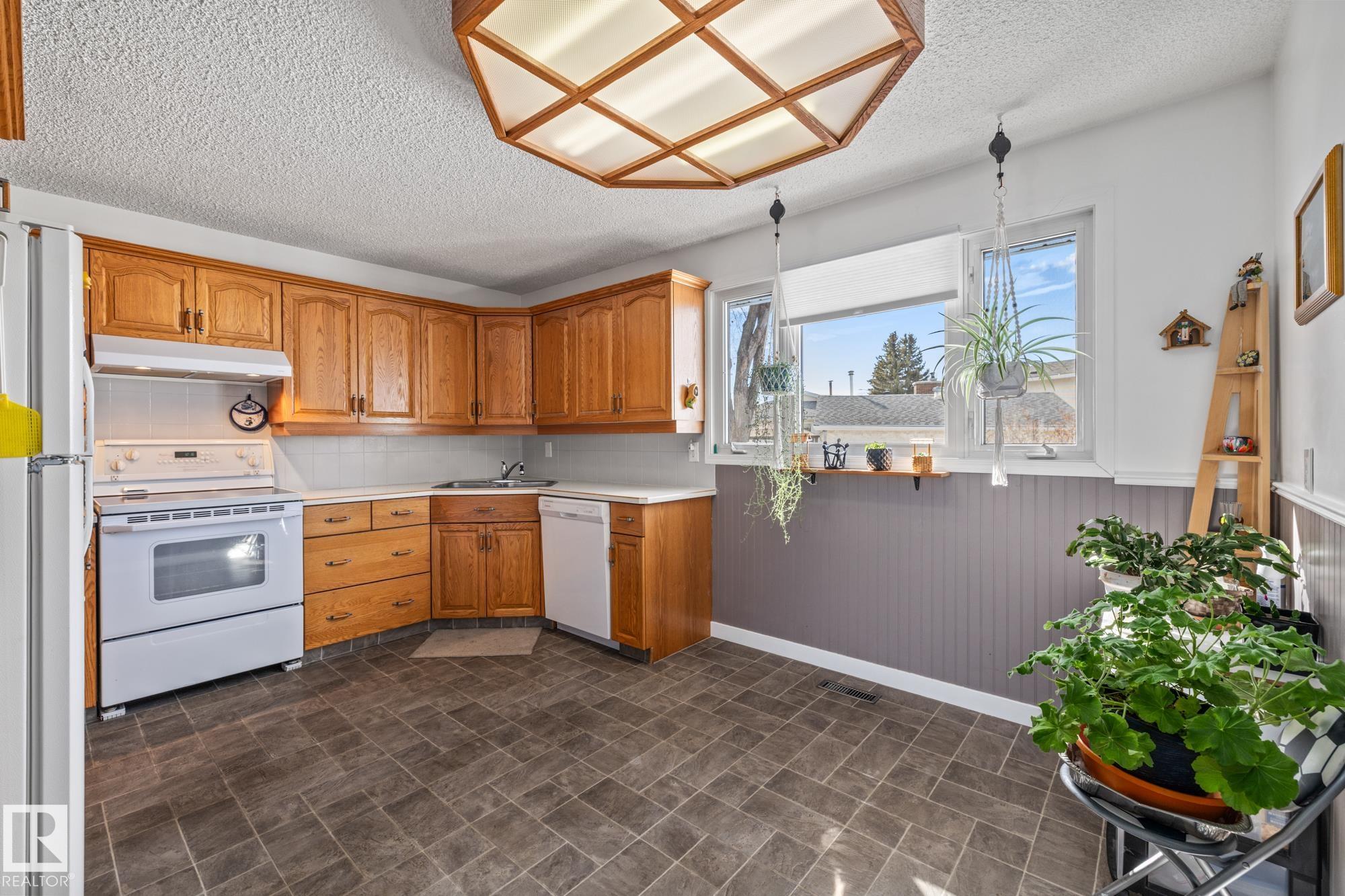 Photo 12 at 11431 149 Avenue NW, Caernarvon, Edmonton