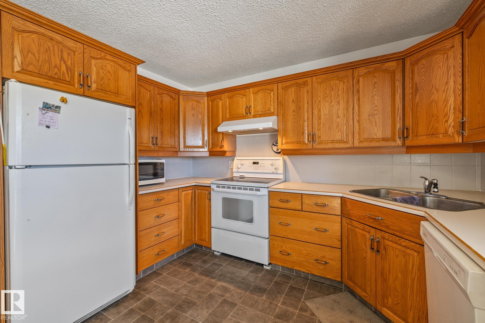 Photo 13 at 11431 149 Avenue NW, Caernarvon, Edmonton