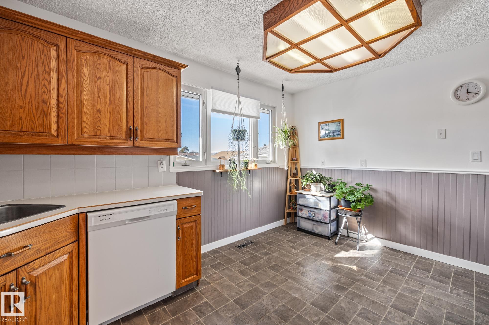 Photo 14 at 11431 149 Avenue NW, Caernarvon, Edmonton