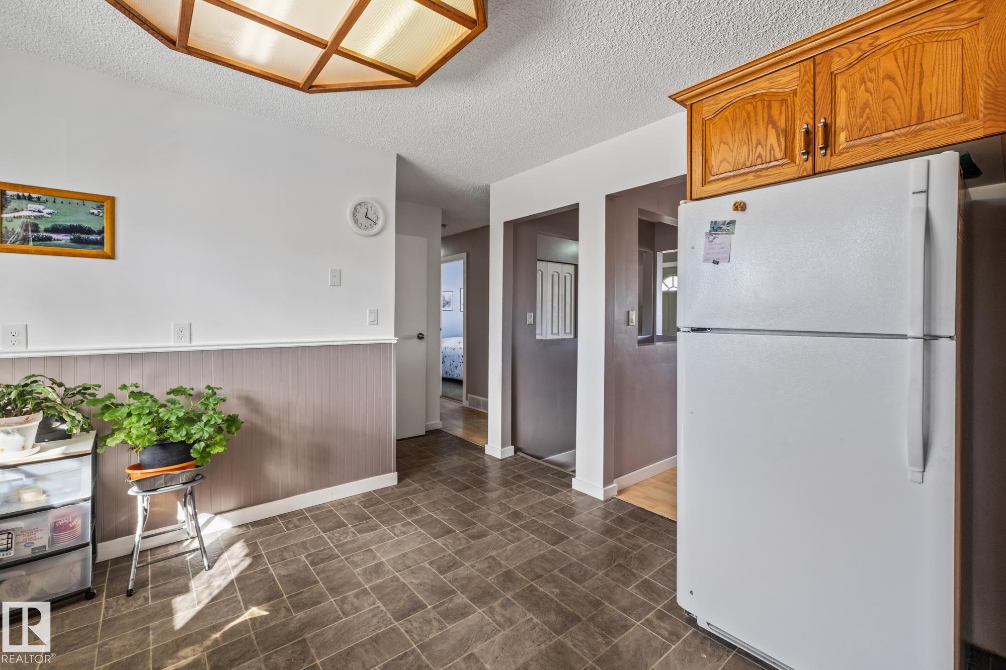 Photo 15 at 11431 149 Avenue NW, Caernarvon, Edmonton