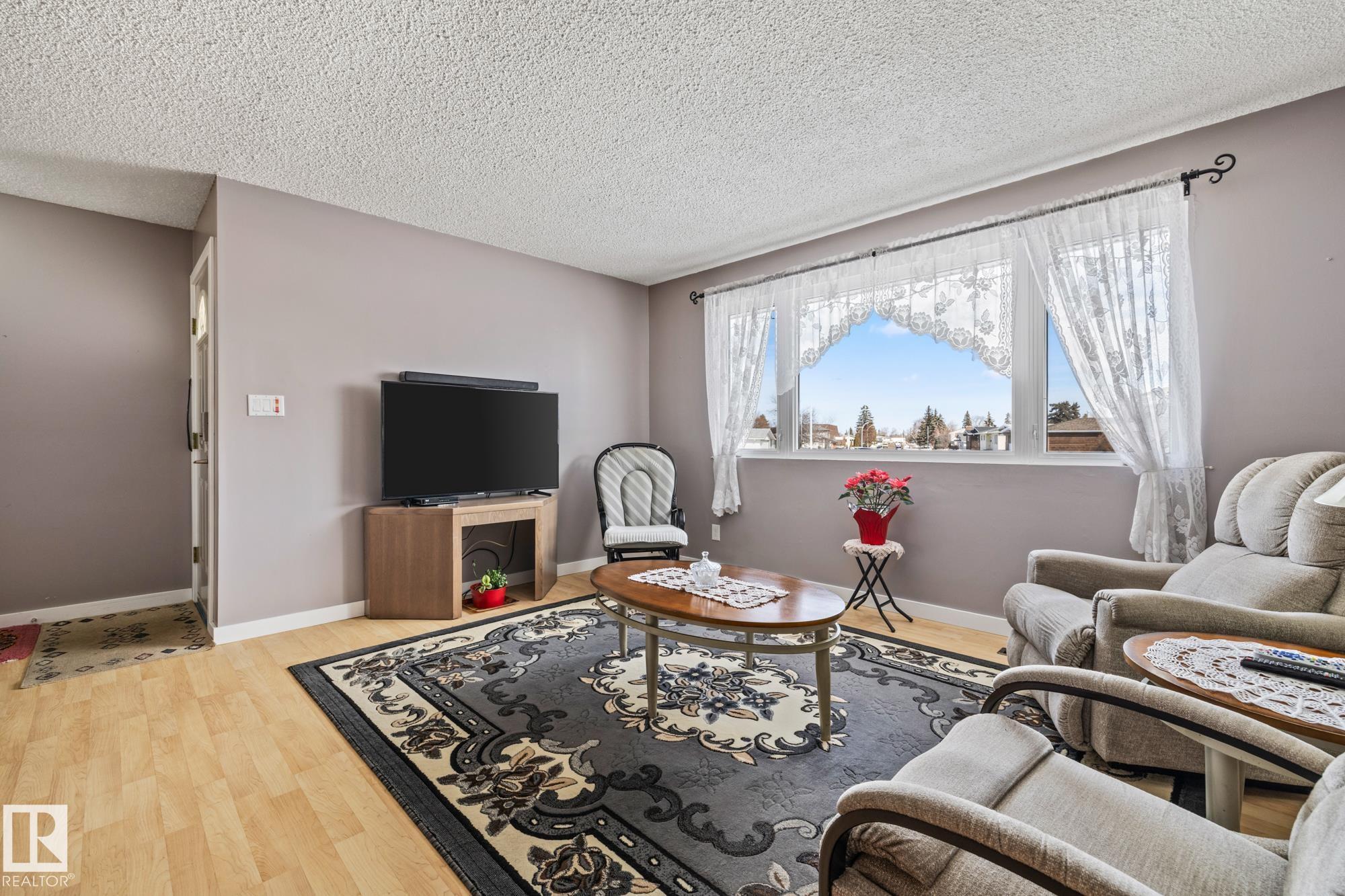 Photo 3 at 11431 149 Avenue NW, Caernarvon, Edmonton