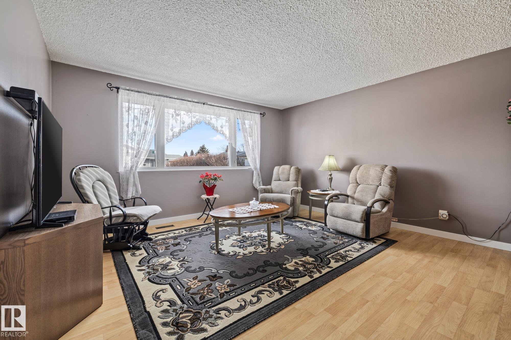 Photo 4 at 11431 149 Avenue NW, Caernarvon, Edmonton