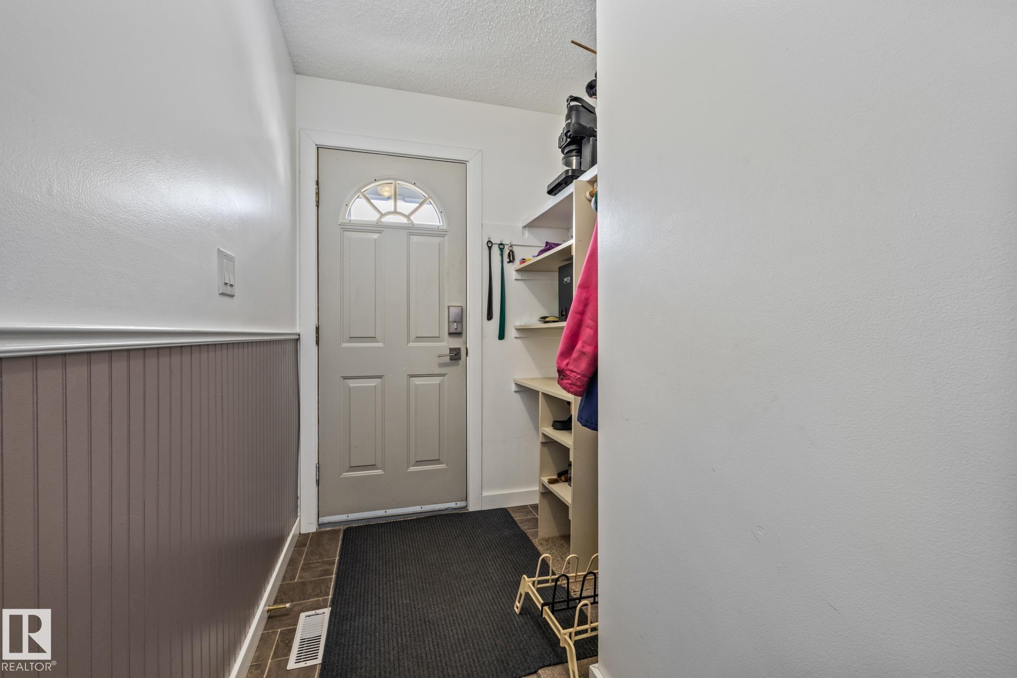 Photo 10 at 11431 149 Avenue NW, Caernarvon, Edmonton