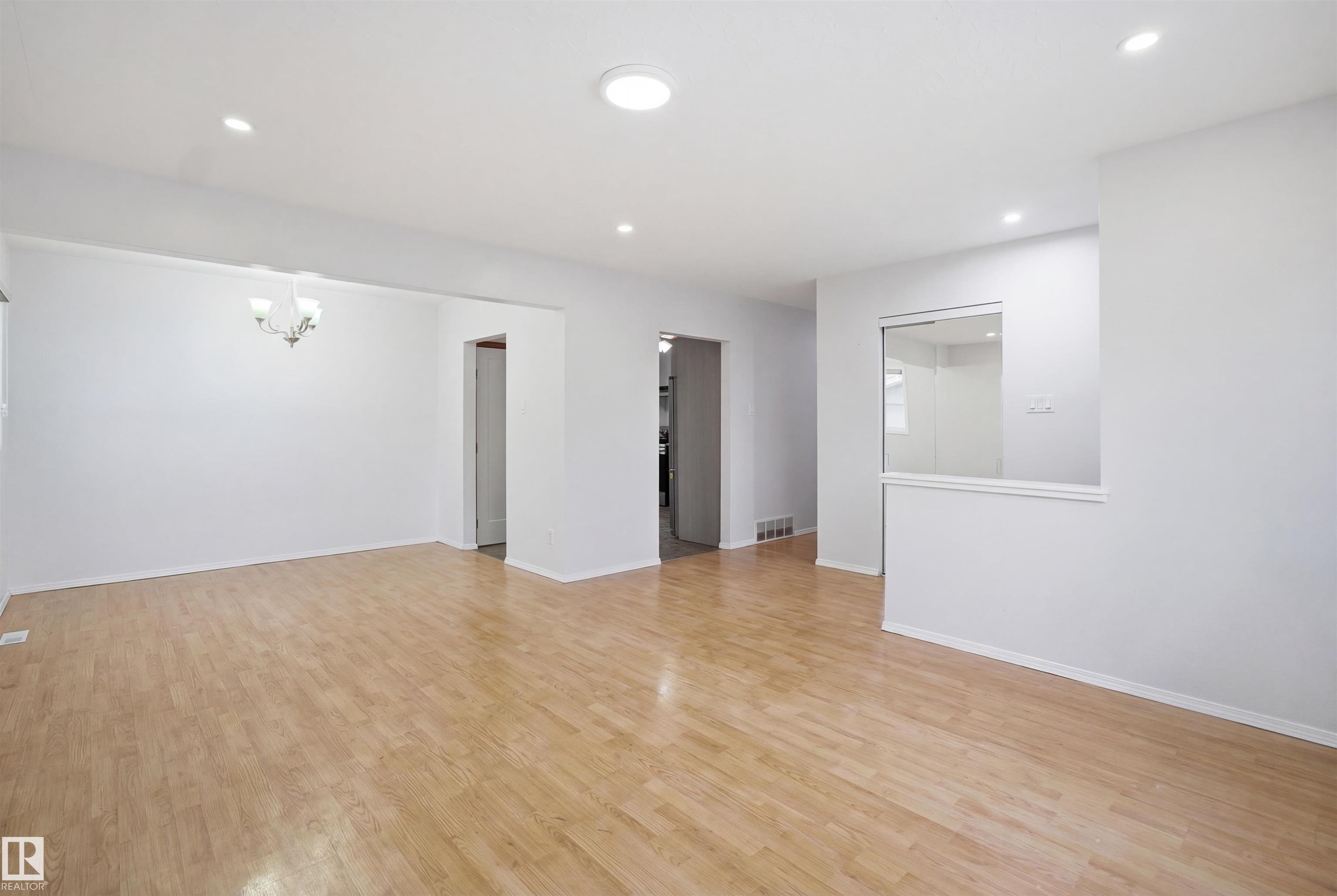 Photo 7 at 16049 95 Avenue NW, Meadowlark Park, Edmonton