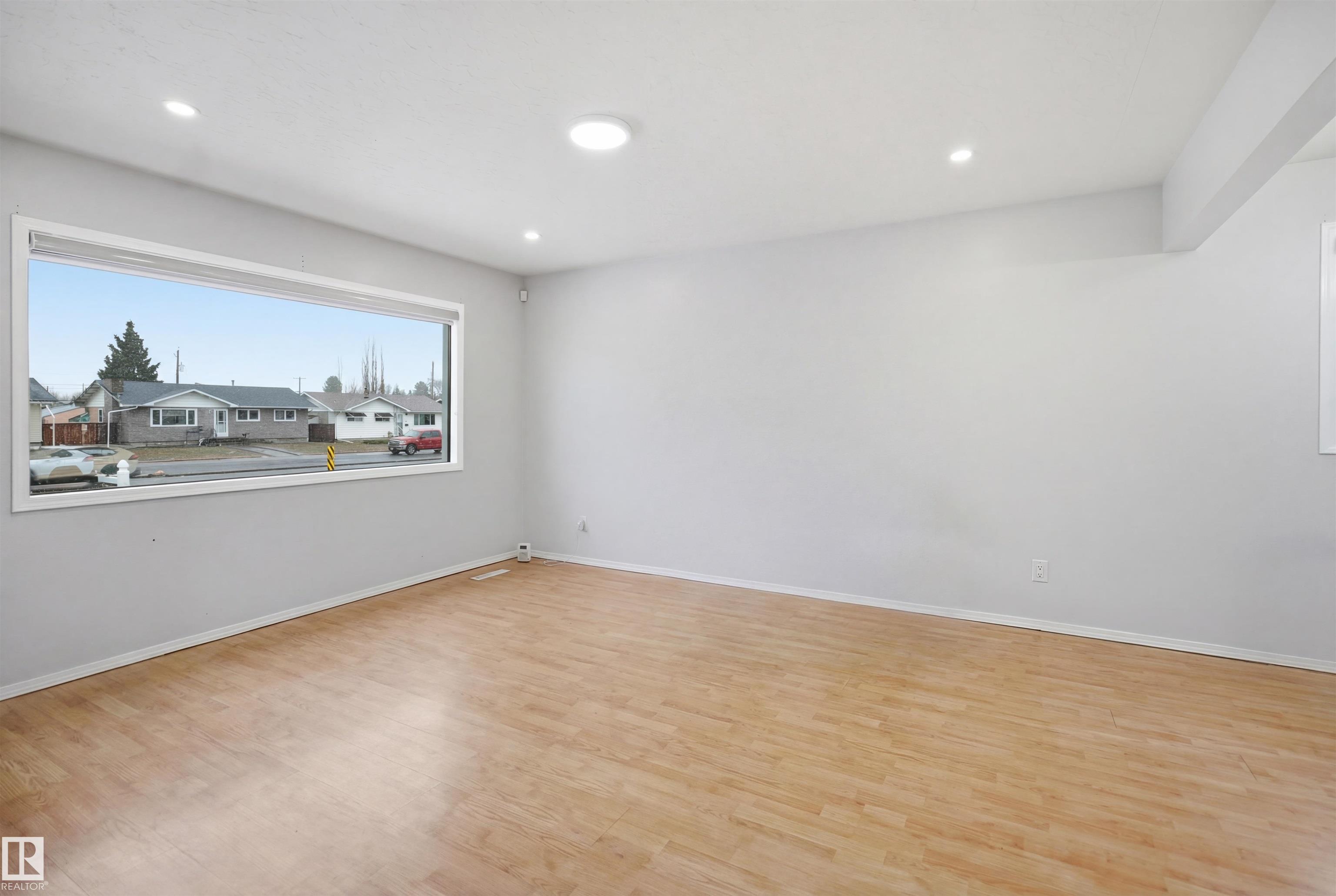 Photo 8 at 16049 95 Avenue NW, Meadowlark Park, Edmonton