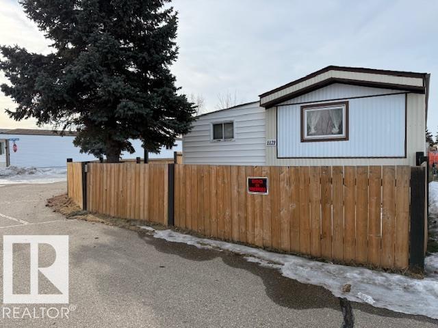 1121 Lakeland Village