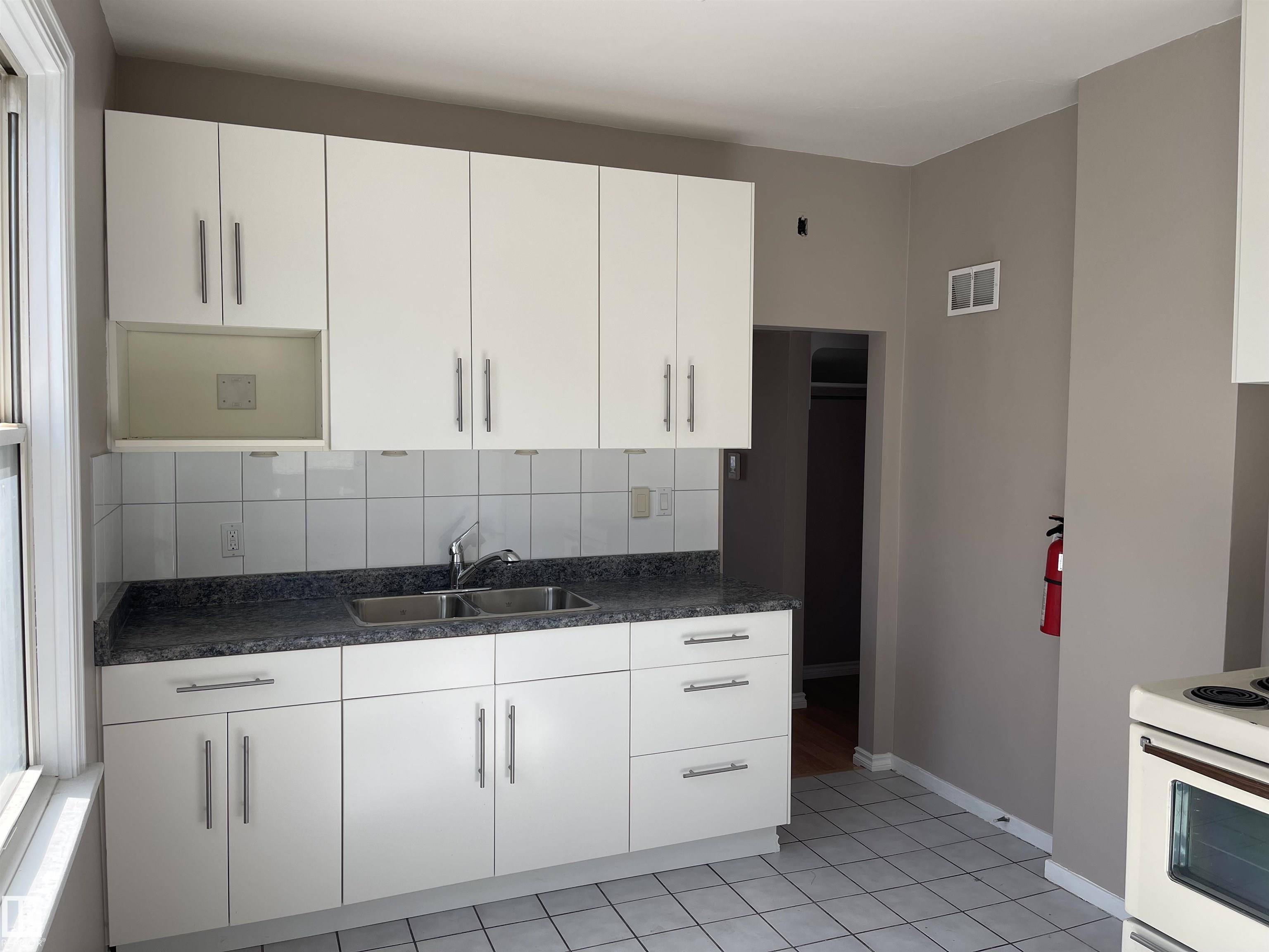 Photo 6 at 11161 96 Street NW, Alberta Avenue, Edmonton