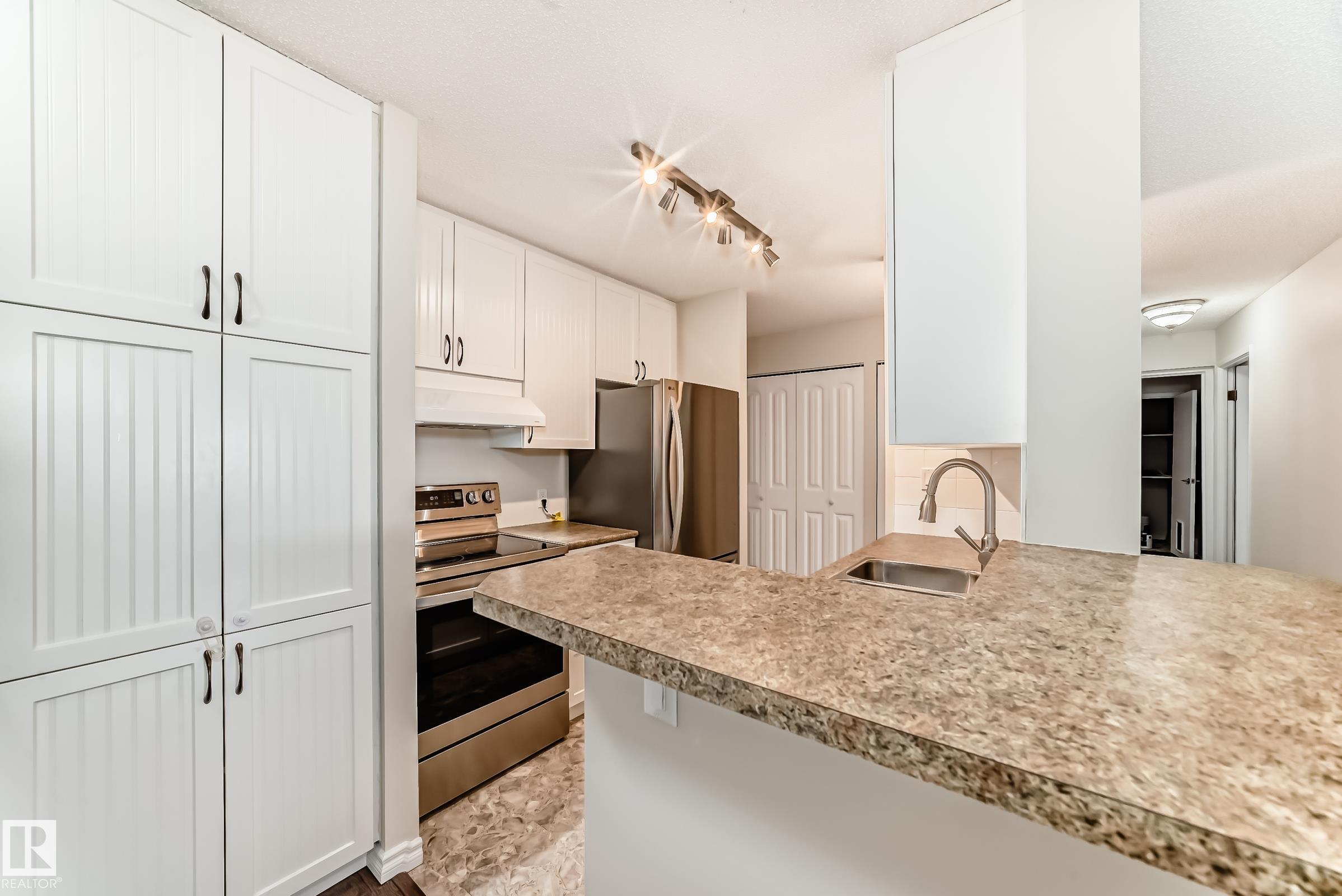 1404 - 11307 99 Avenue NW, Wîhkwêntôwin, Edmonton