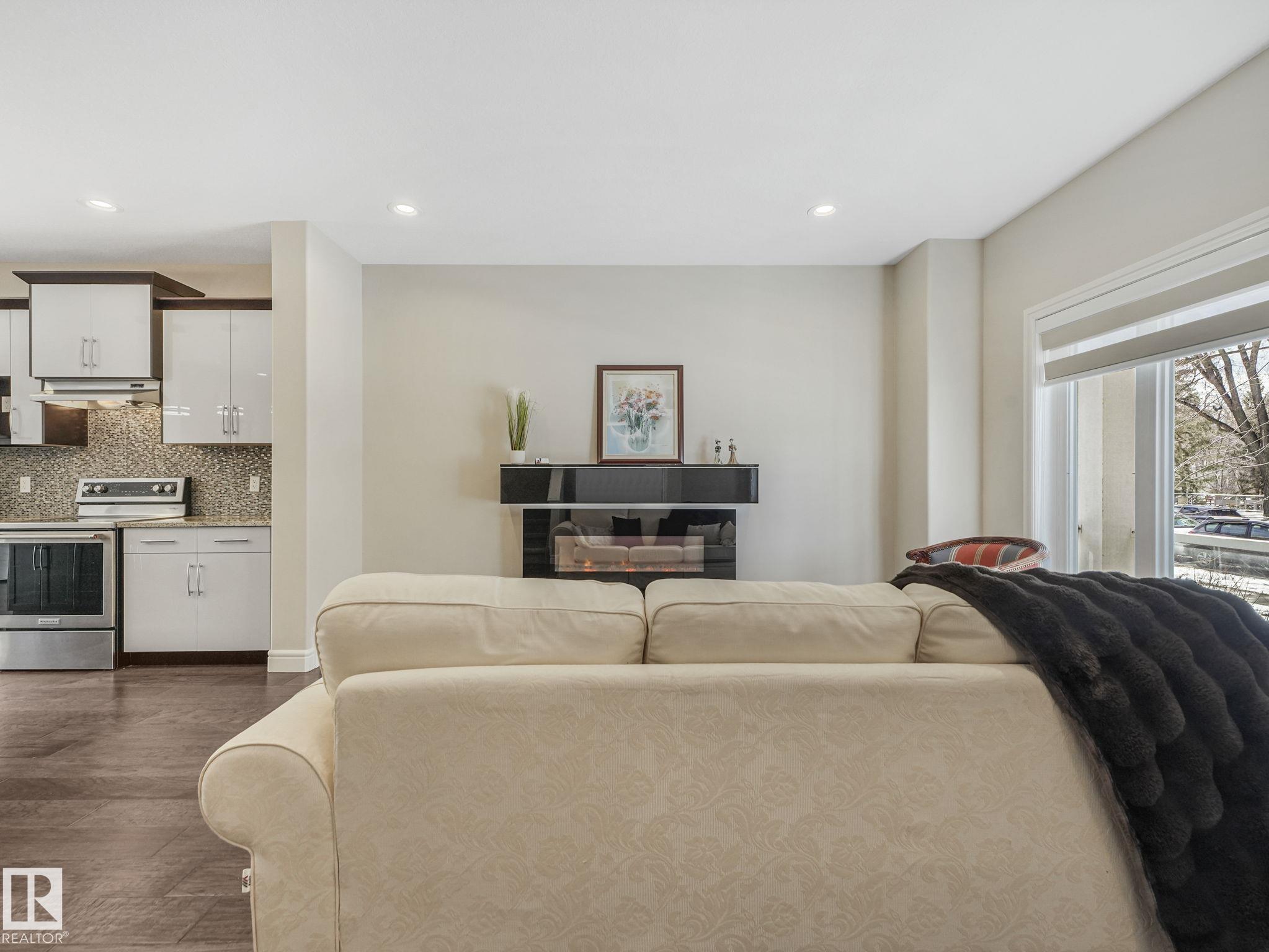 Photo 8 at 2 - 10319 120 Street NW, Wîhkwêntôwin, Edmonton