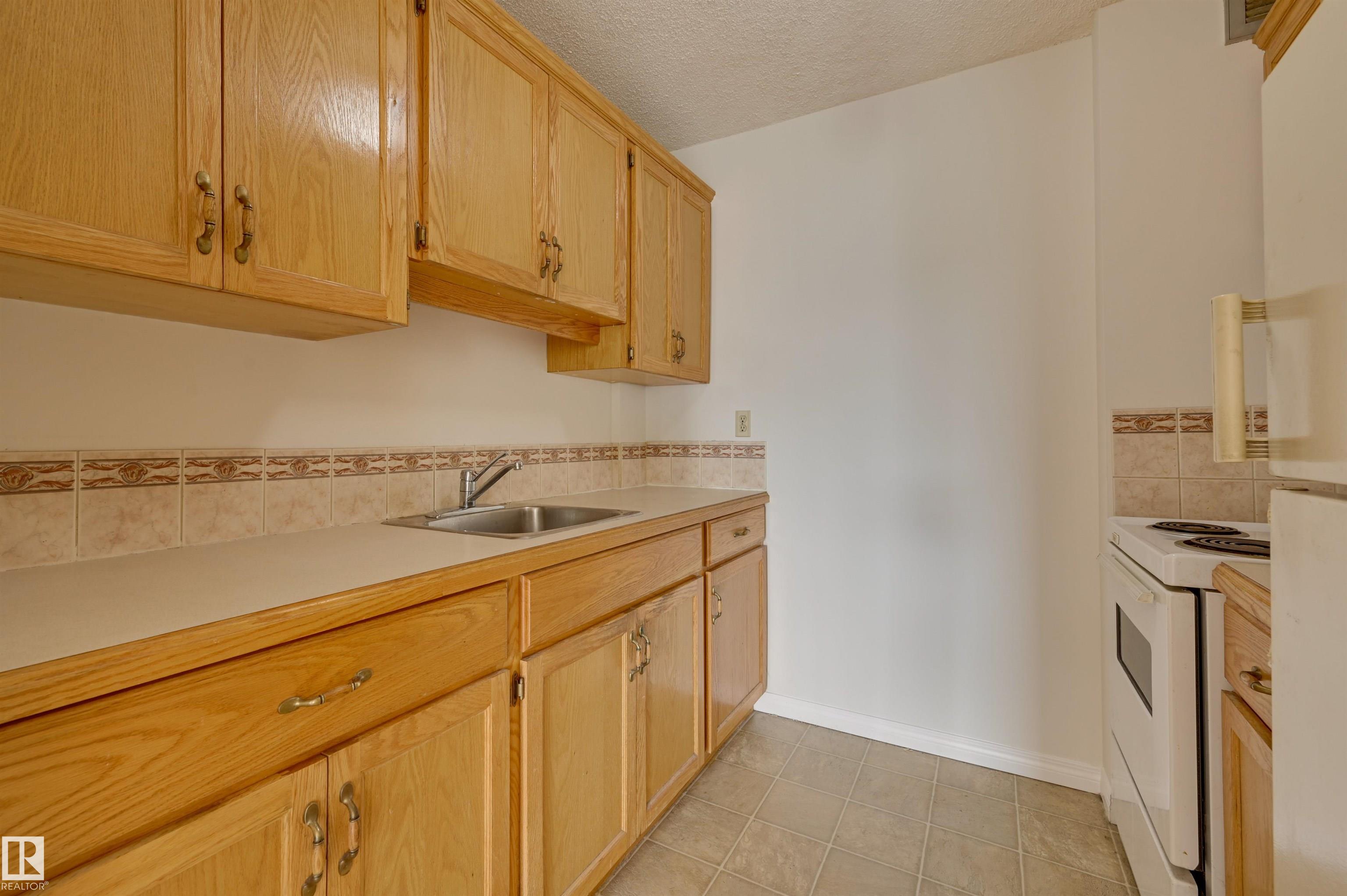 Photo 17 at 802 - 10011 116 Street NW, Wîhkwêntôwin, Edmonton