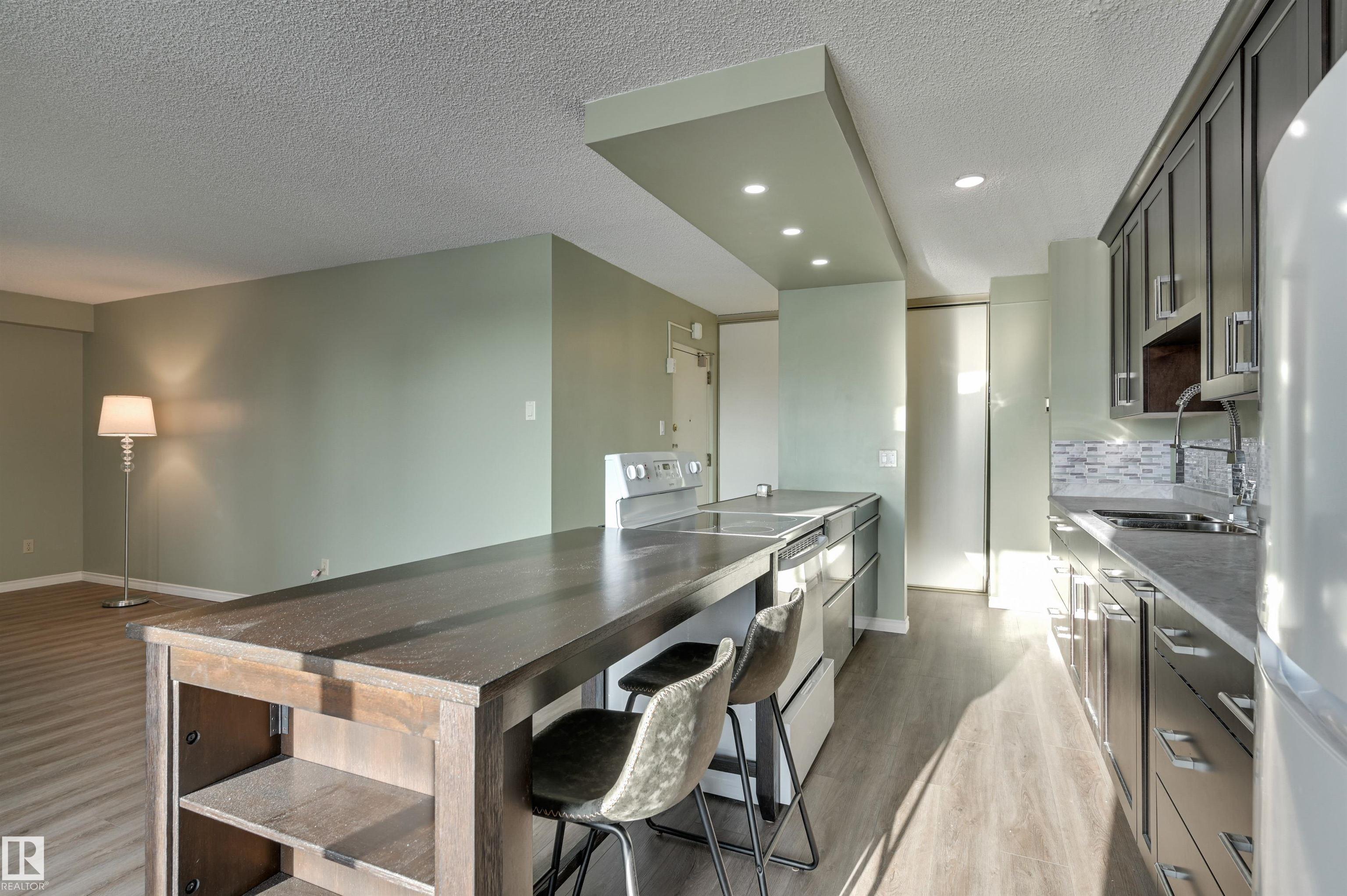 Photo 11 at 1003 - 10155 114 Street NW, Wîhkwêntôwin, Edmonton