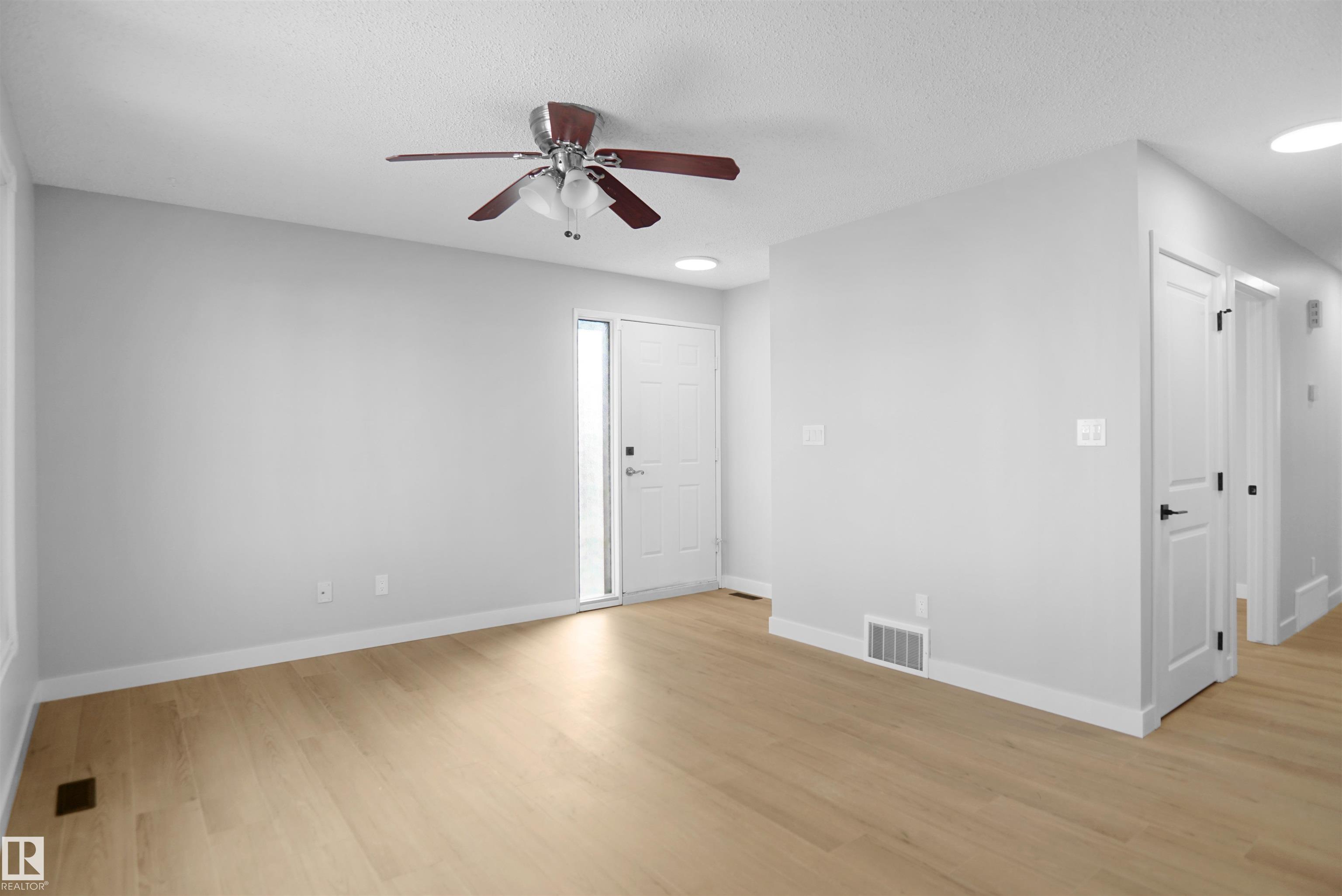 Photo 11 at 3312 44a Street NW, Weinlos, Edmonton