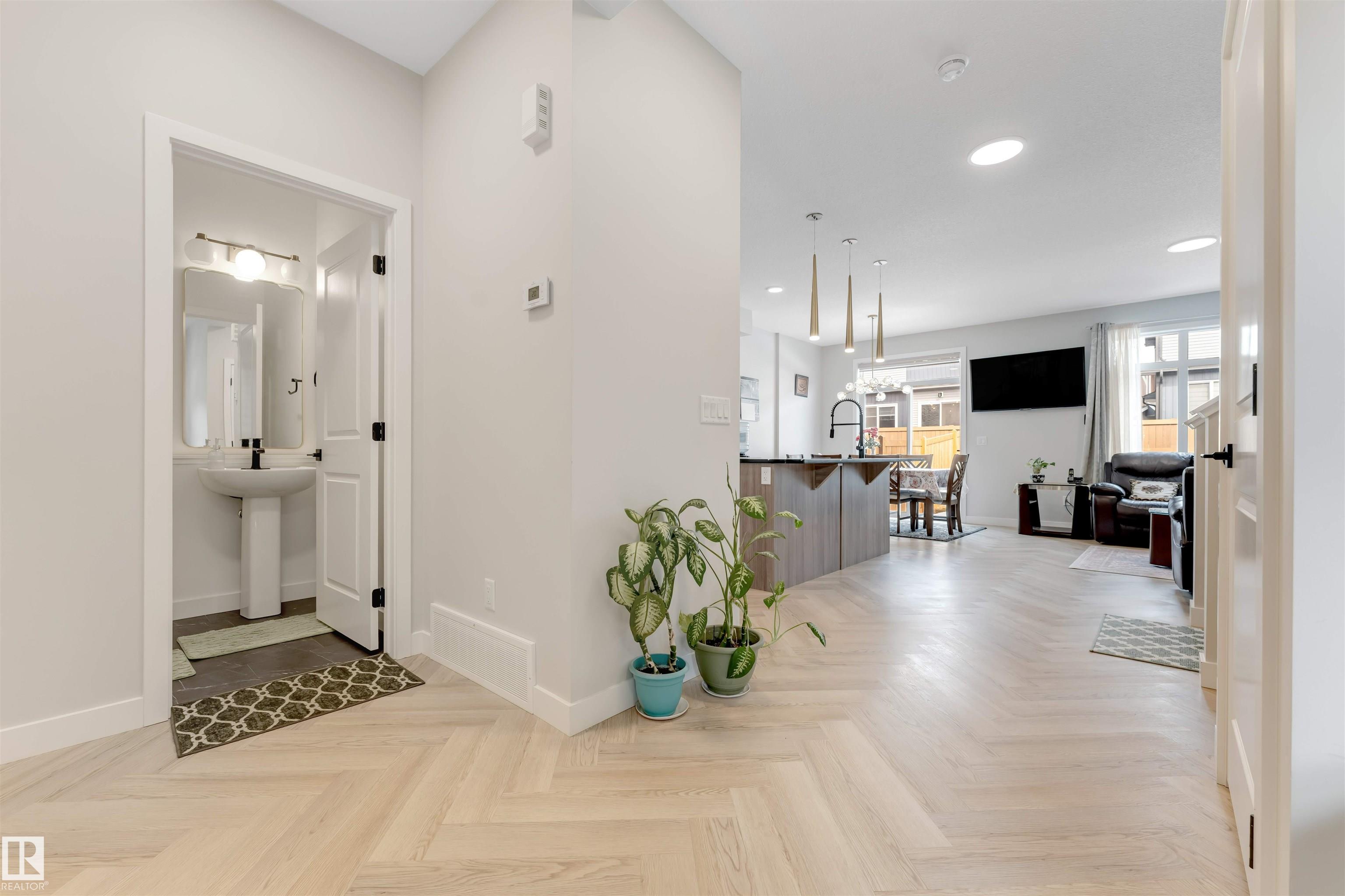 Photo 7 at 6404 27 Avenue SW, Mattson, Edmonton