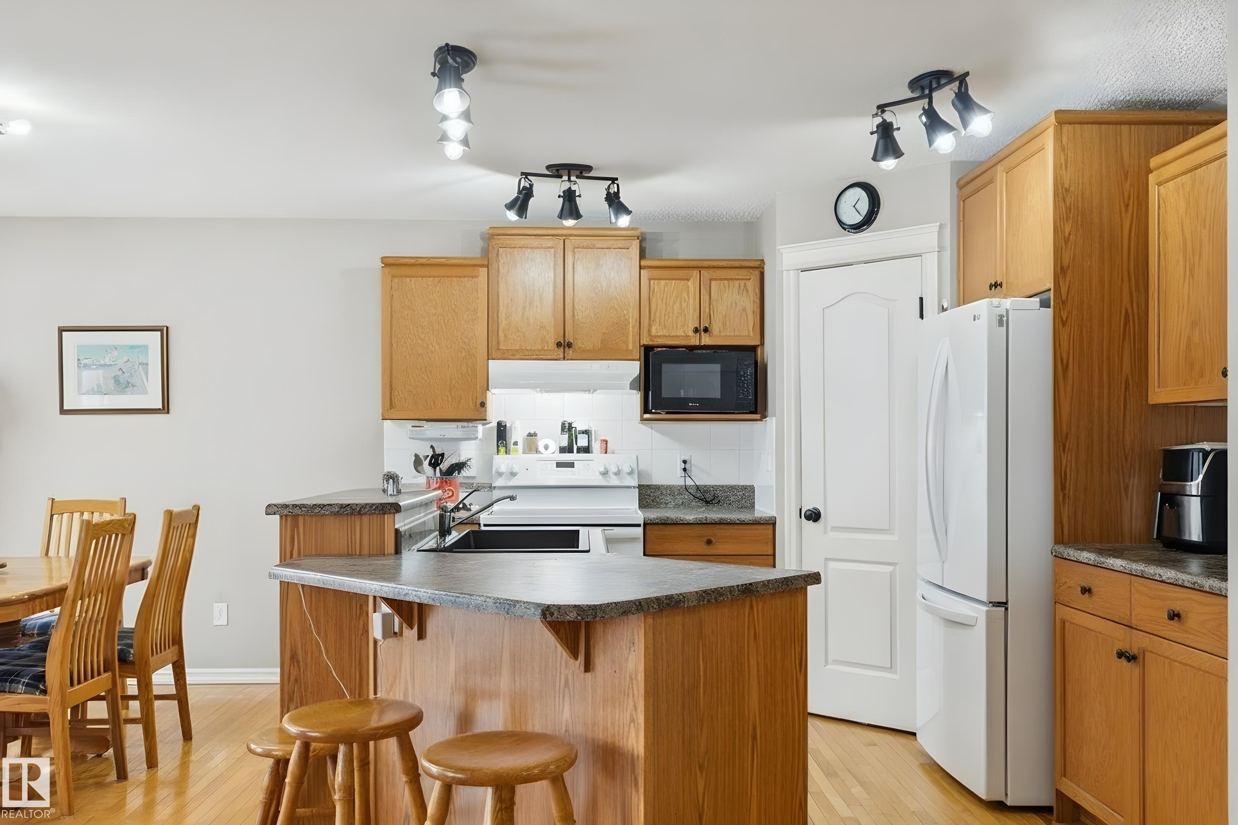 Picture for 8761 5 AV SW