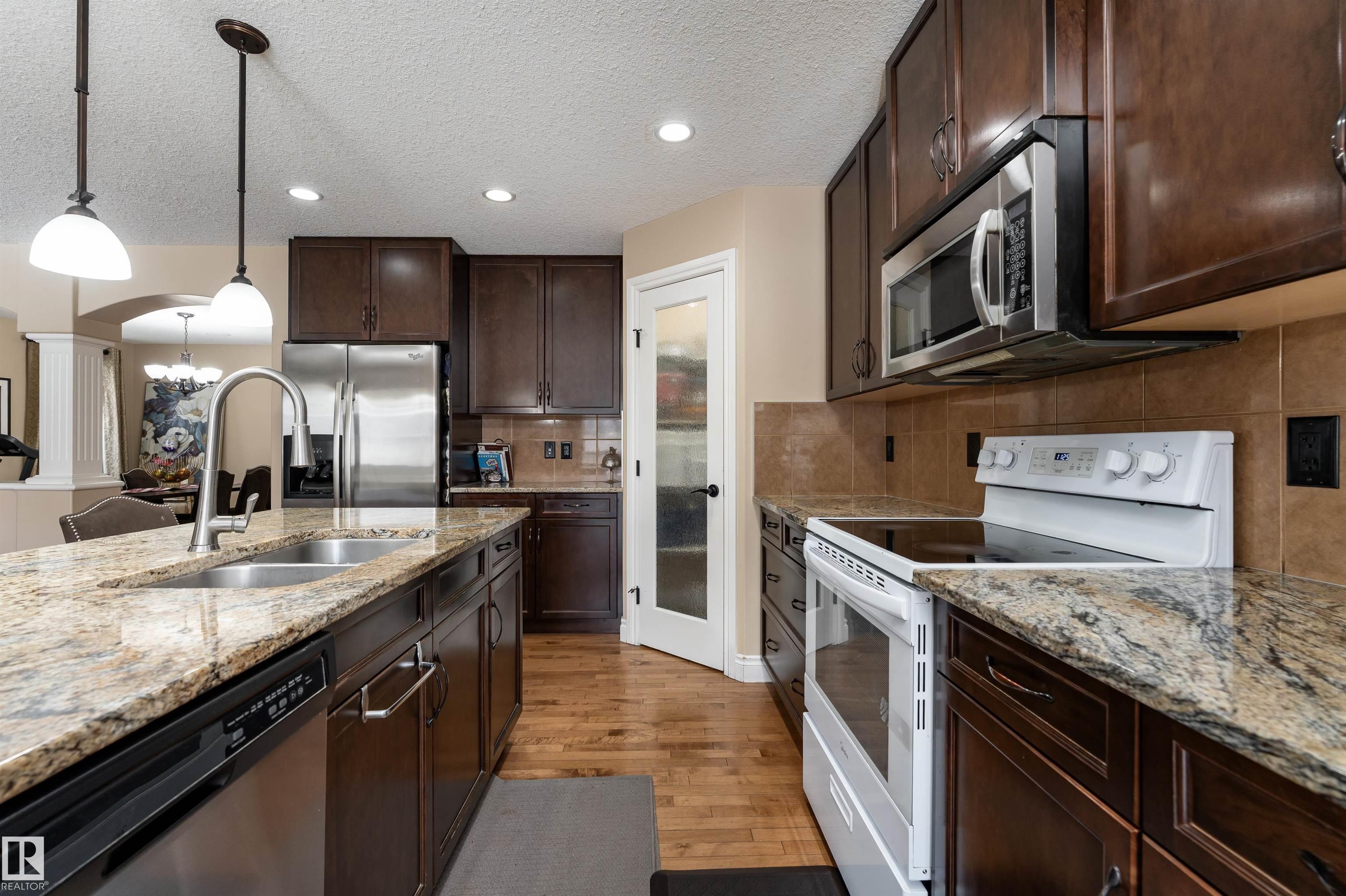 729 37a Avenue NW, Maple Crest, Edmonton