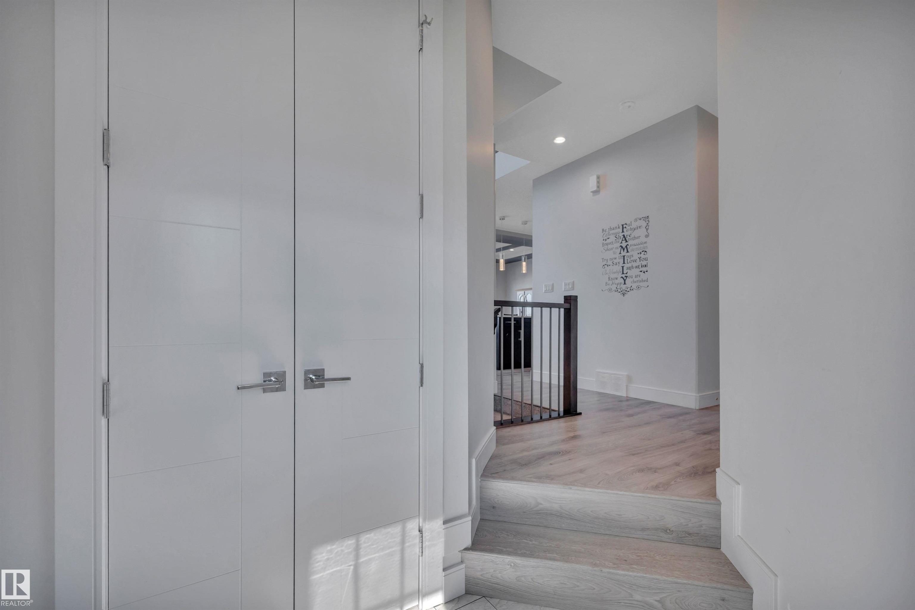 Photo 3 at 36 Sandalwood Place, Suntree, Leduc