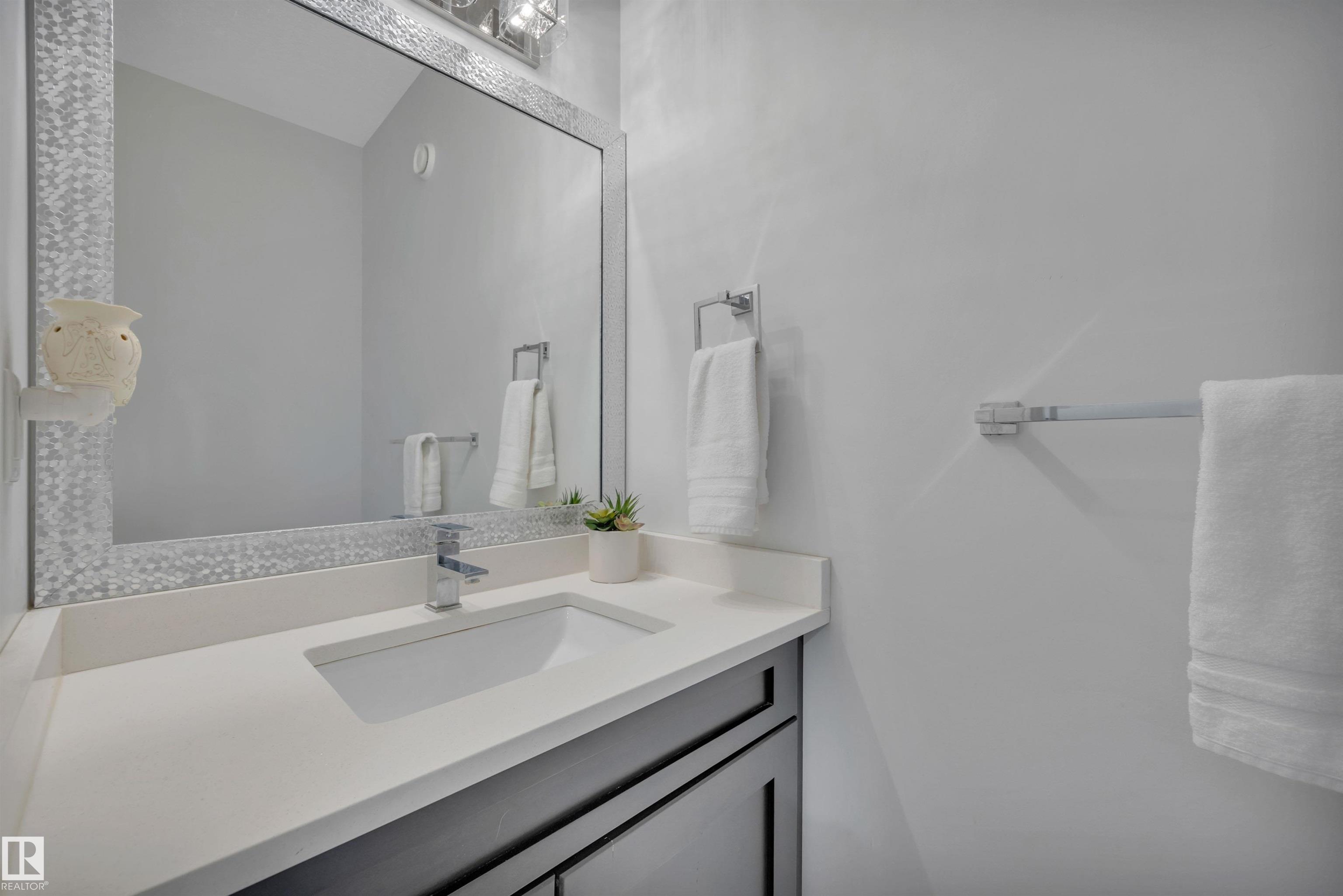 Photo 21 at 36 Sandalwood Place, Suntree, Leduc