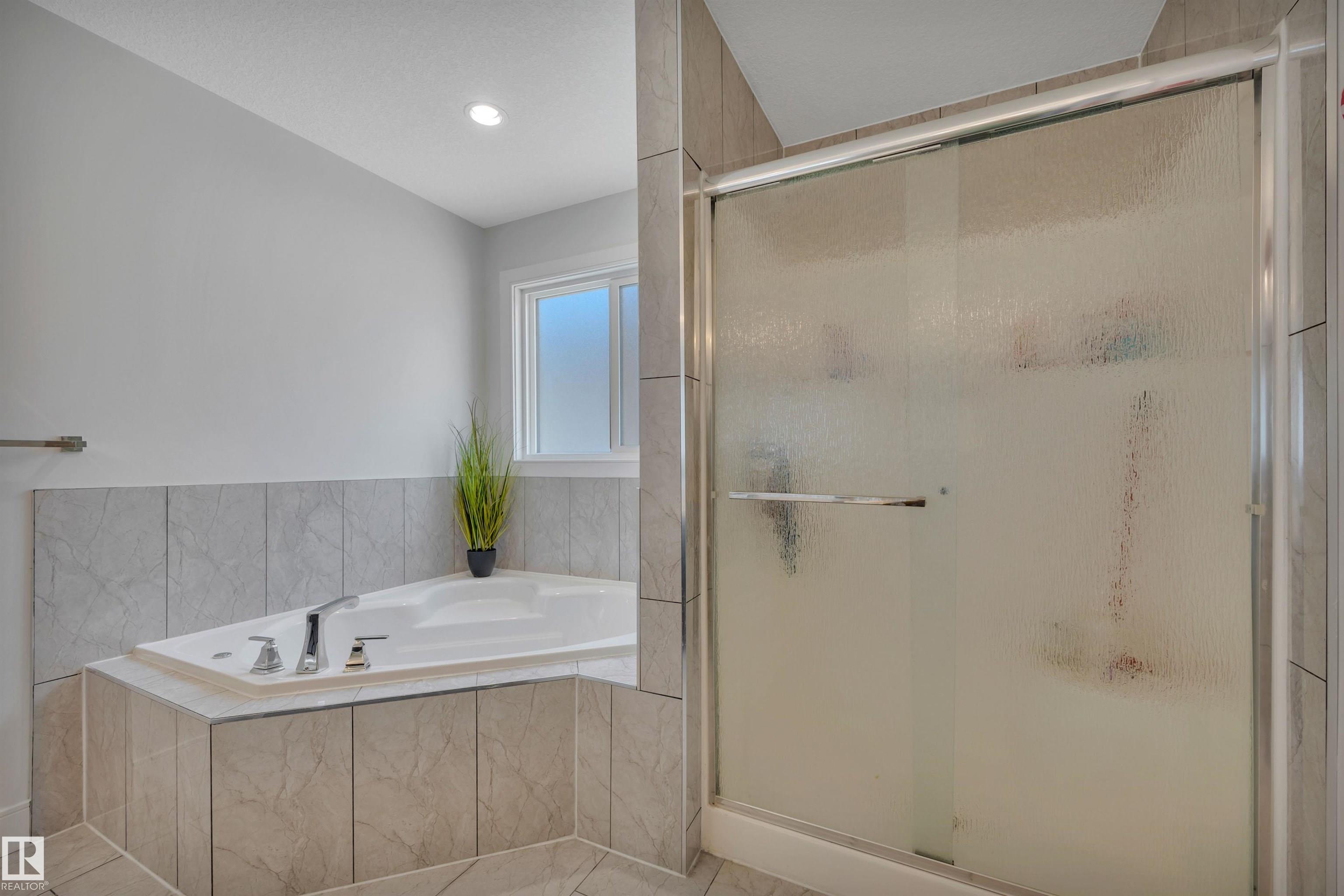 Photo 33 at 36 Sandalwood Place, Suntree, Leduc