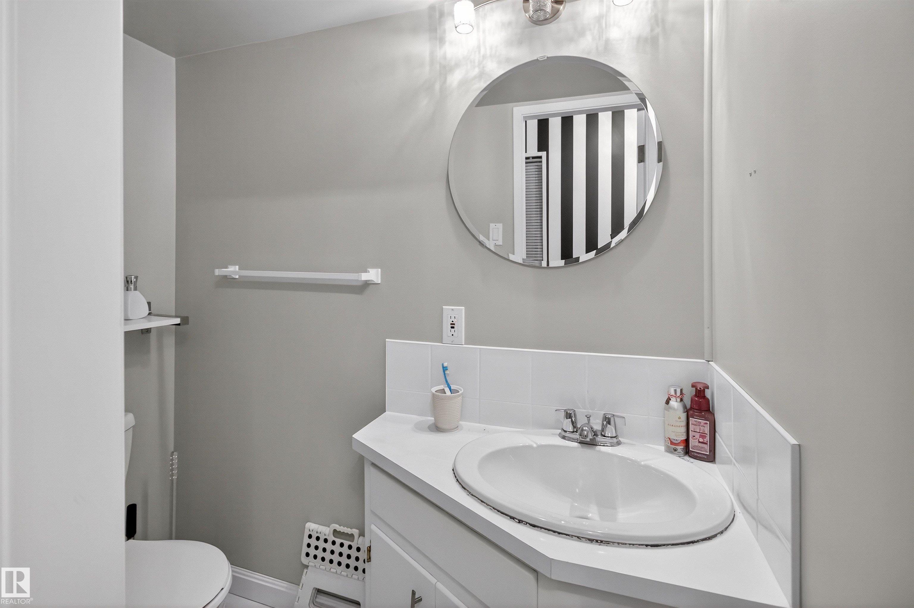 Photo 33 at 15719 89a Avenue NW, Meadowlark Park, Edmonton