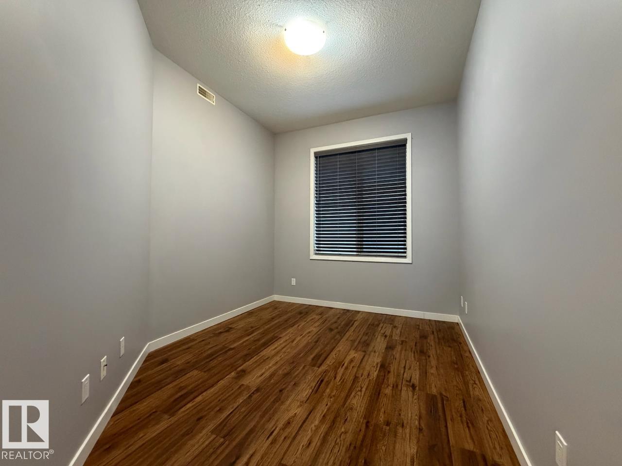 https://zimg.paragon.ice.com/ParagonImages/Property/PM/RAE/225392254/13/0/0/3425a3562b6ff1f016b834c2fdd39e2d/1/e0fc64ce888c954d6f1598643954bac8/225392254-28FA3722-95D1-4D96-9FA9-BEB5A55FECCE.JPG