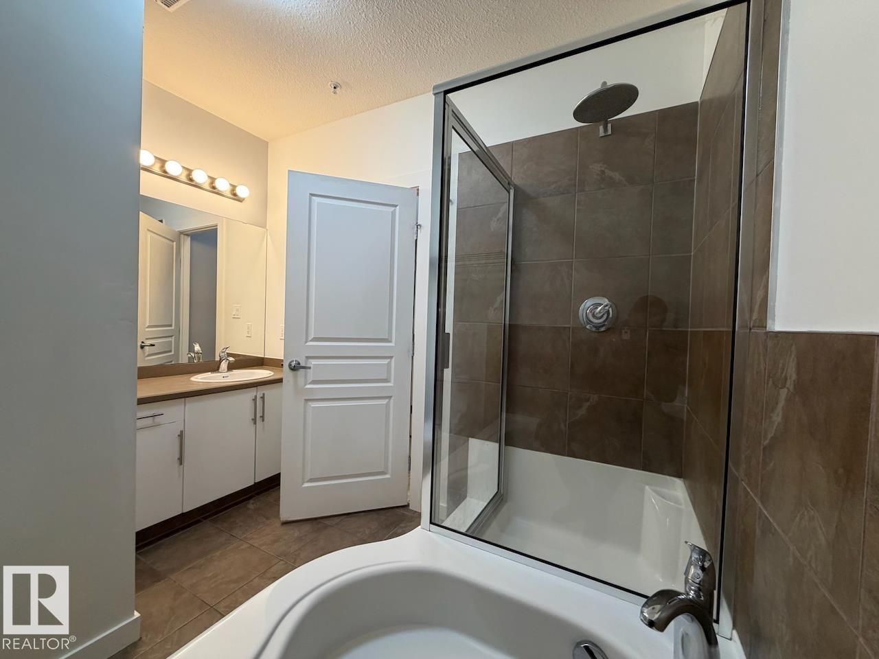 https://zimg.paragon.ice.com/ParagonImages/Property/PM/RAE/225392254/16/0/0/39d5b38107421e832bf09a1c83ef83b9/1/e0fc64ce888c954d6f1598643954bac8/225392254-A47236C5-0552-433C-B7D9-63F173F797F7.JPG