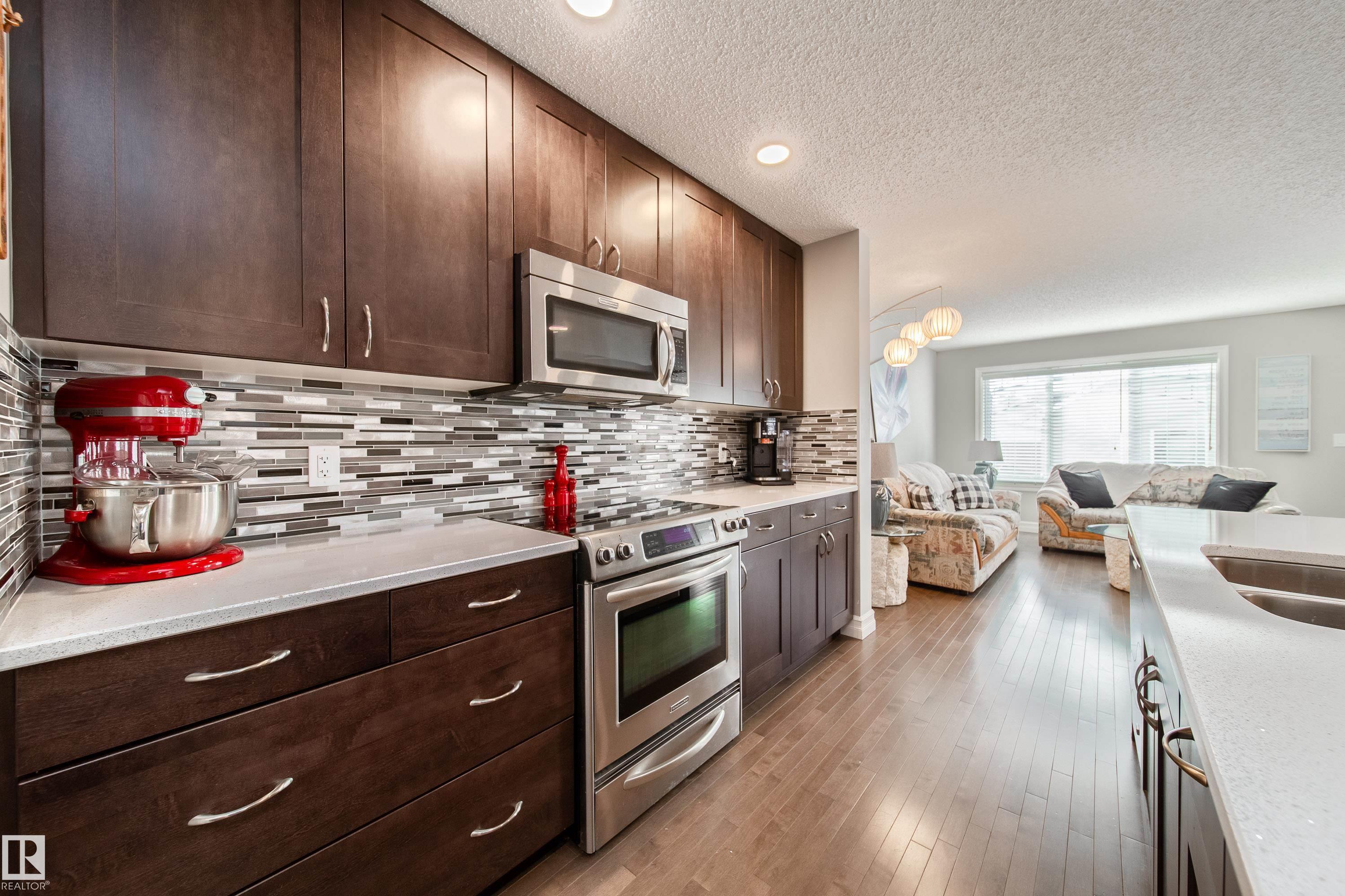 Photo 13 at 839 37 Avenue NW, Maple Crest, Edmonton