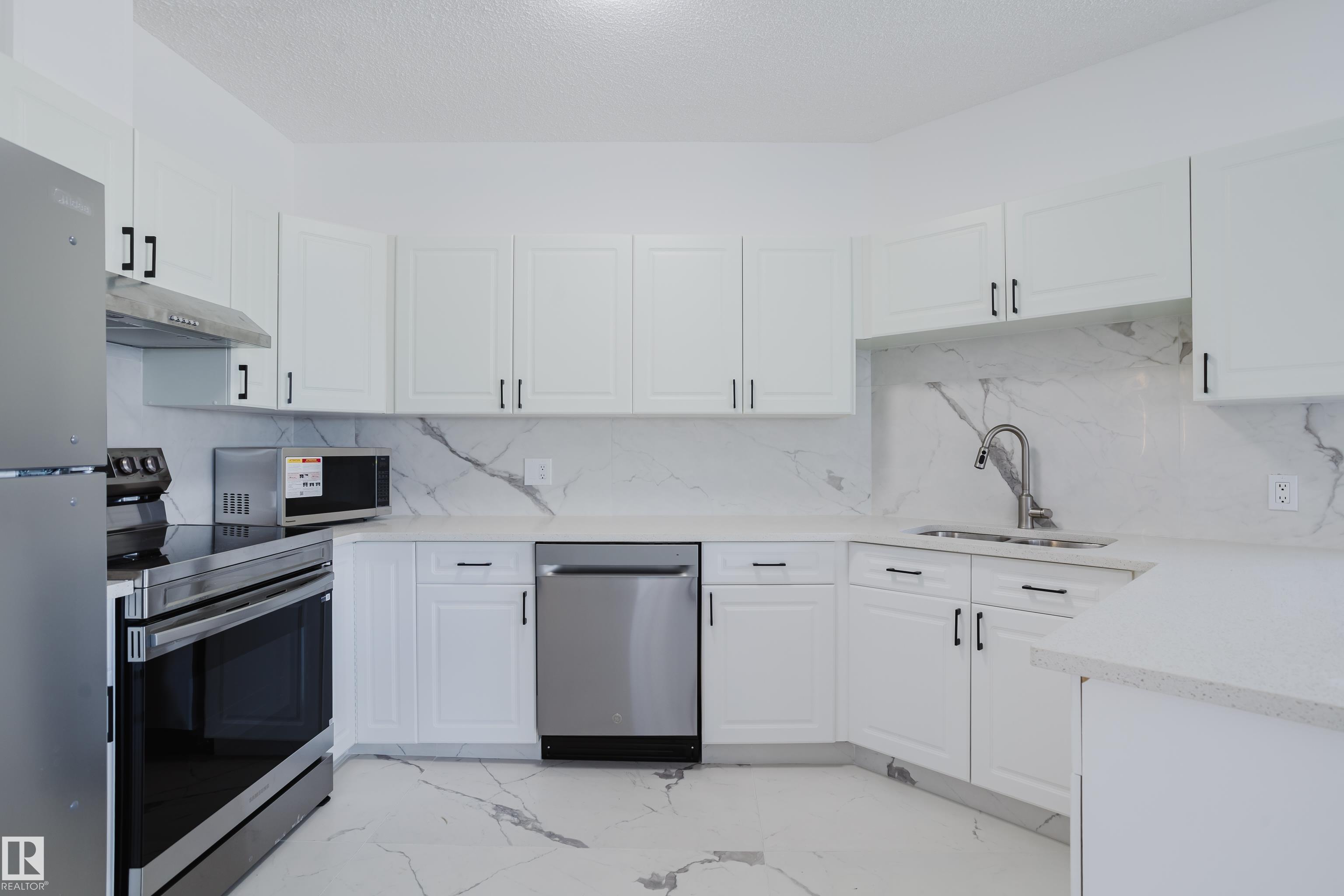 Photo 10 at 703 - 9919 105 Street NW, Downtown, Edmonton