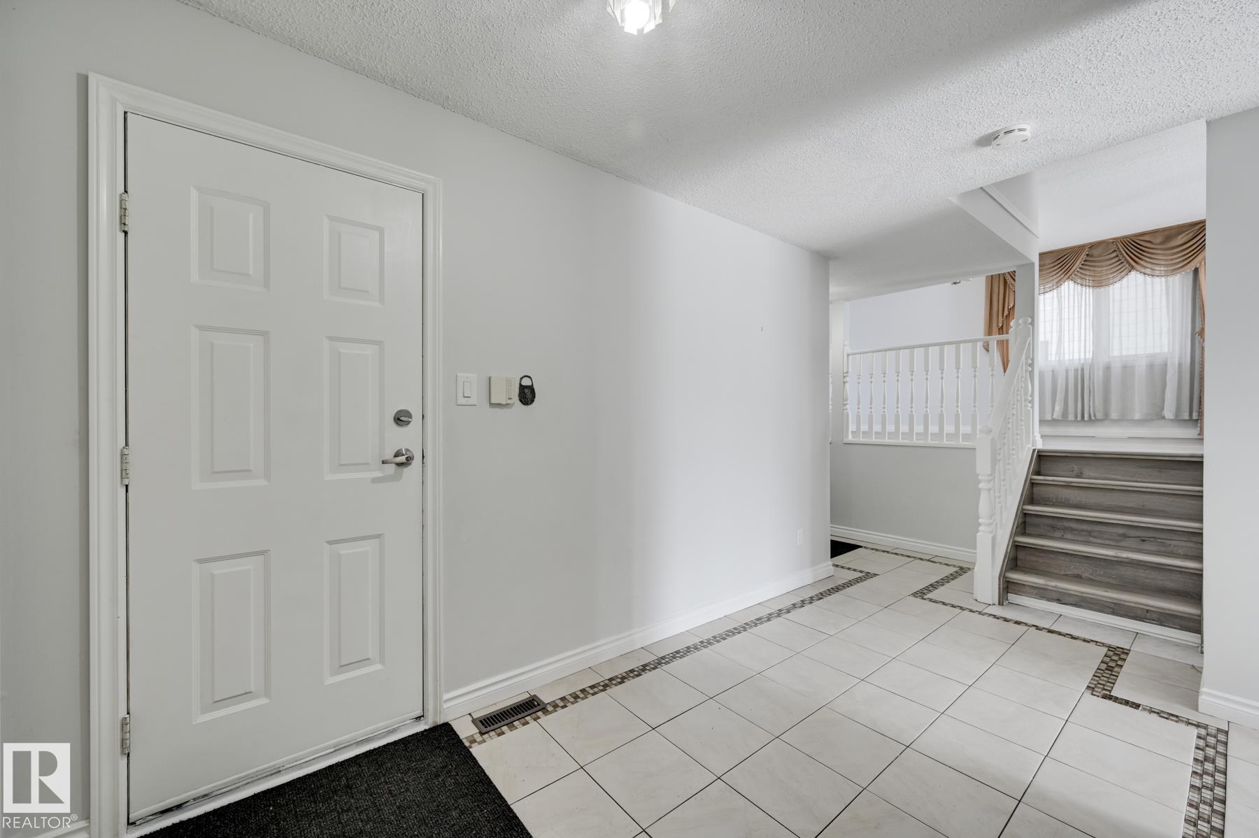 Photo 8 at 8507 152b Avenue NW, Evansdale, Edmonton