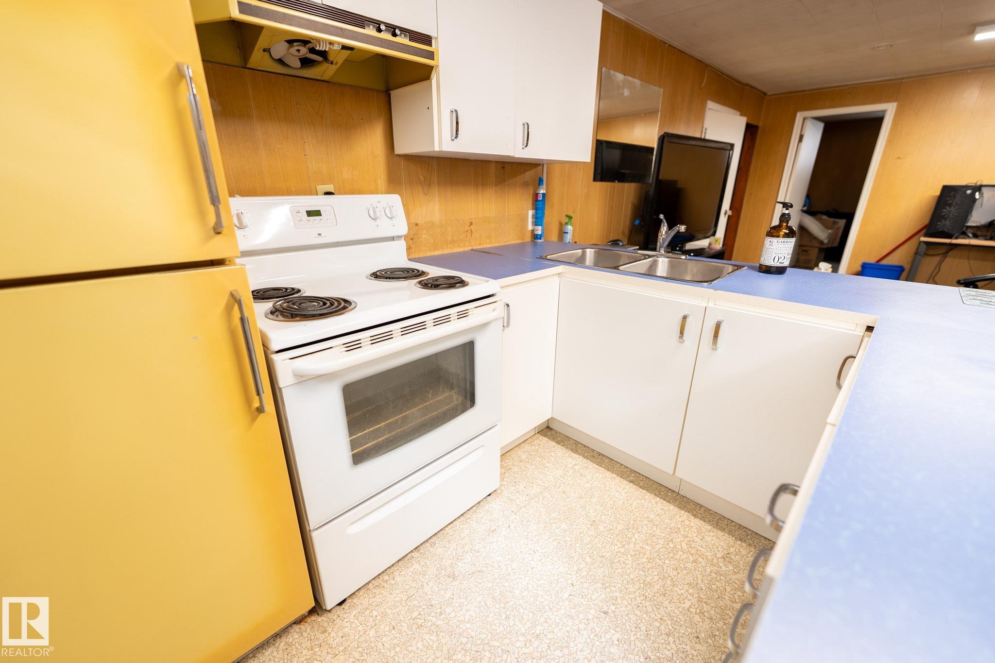 Photo 11 at 13524 113a Street NW, Kensington, Edmonton