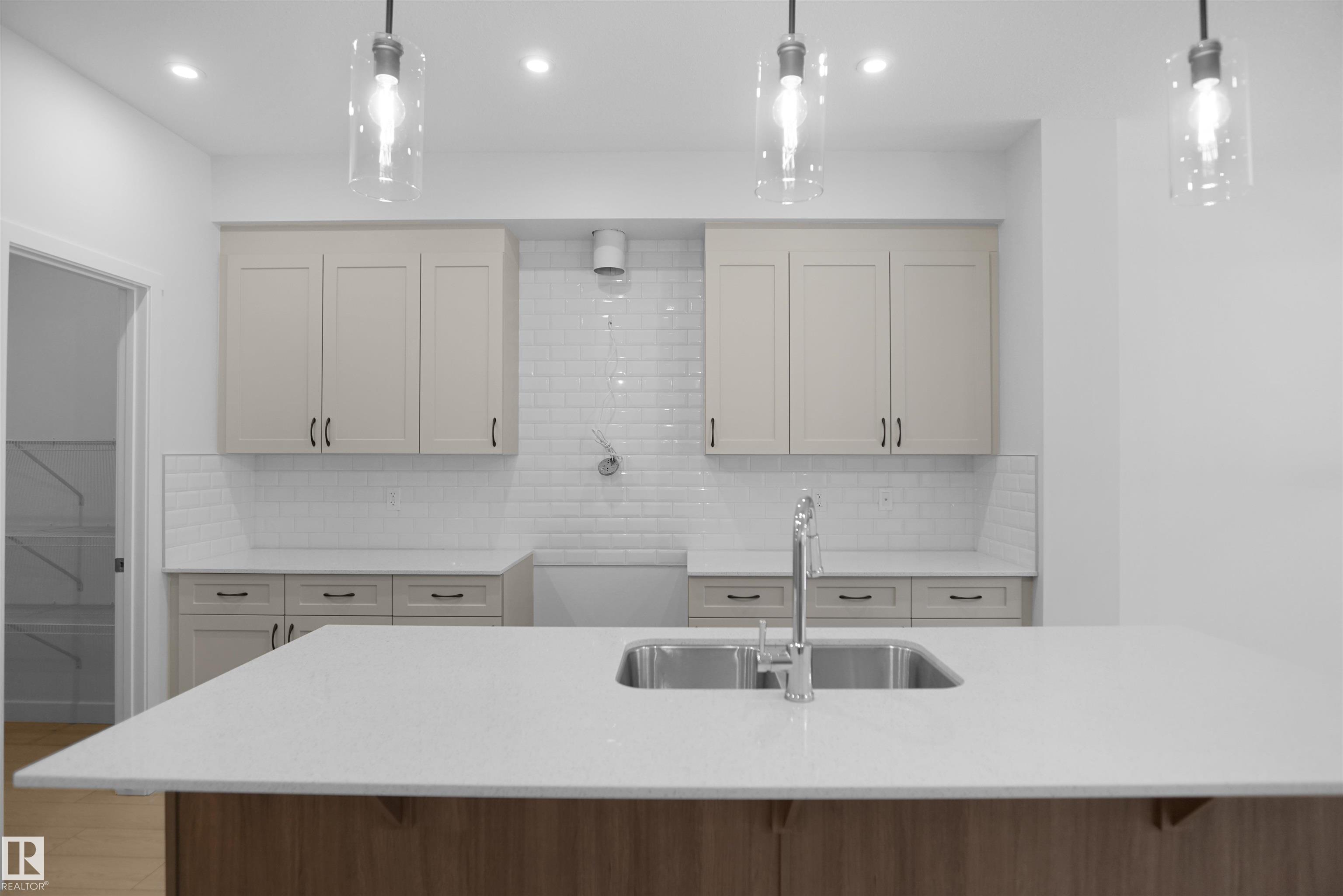 https://zimg.paragon.ice.com/ParagonImages/Property/PM/RAE/225392646/13/0/0/74d95593c0fba9c4756a8f5b5d0284bf/1/8b2298ab1095033ce50222c76c563a67/225392646-fa722f57-f663-459e-bf07-3f8a98fed0da.JPG