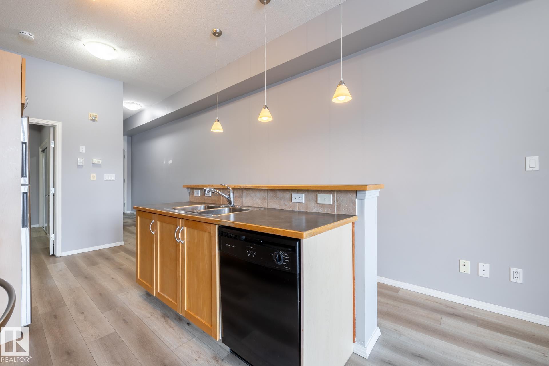 210 - 10147 112 Street NW, Wîhkwêntôwin, Edmonton