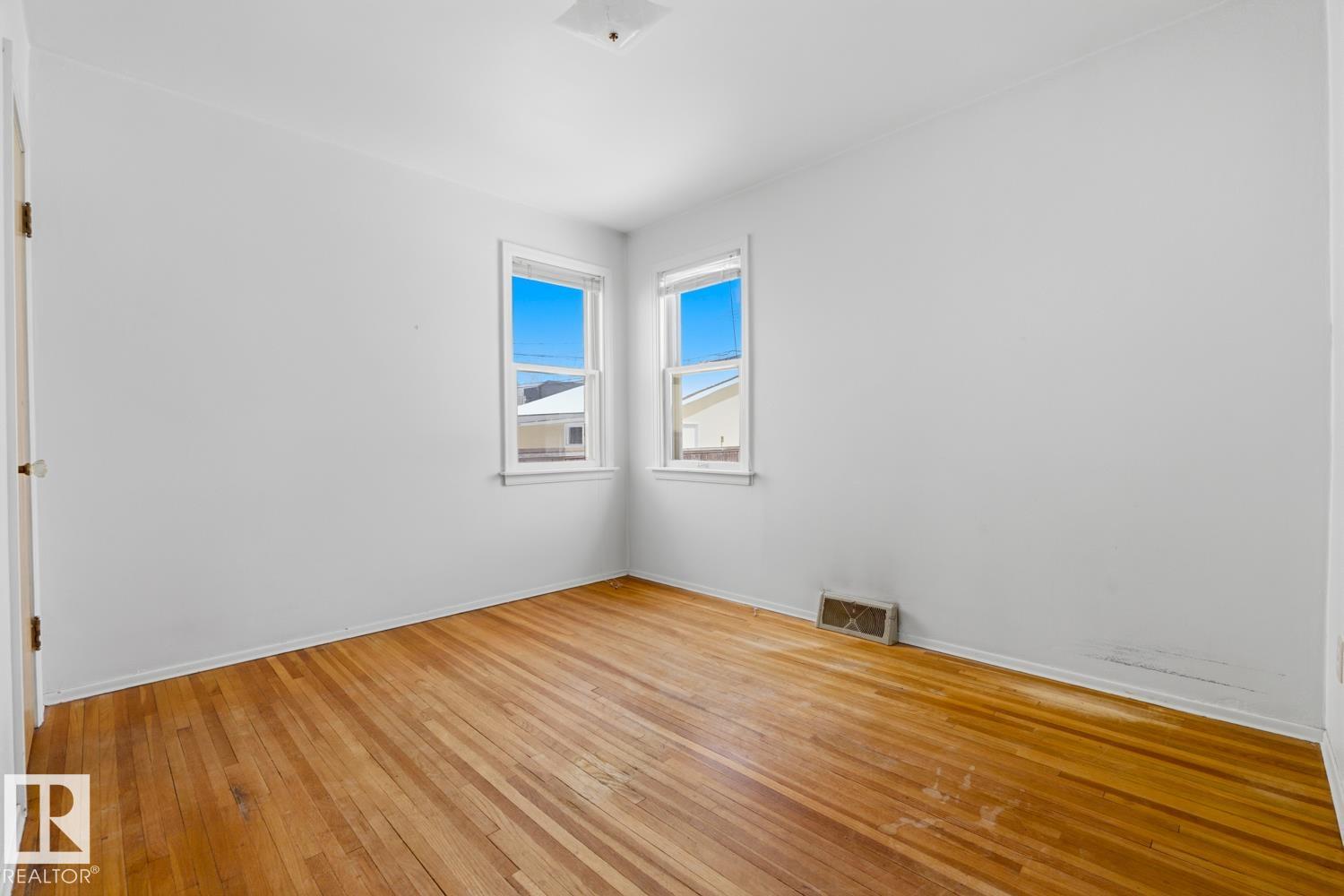 Photo 14 at 9039 90 Street NW, Bonnie Doon, Edmonton