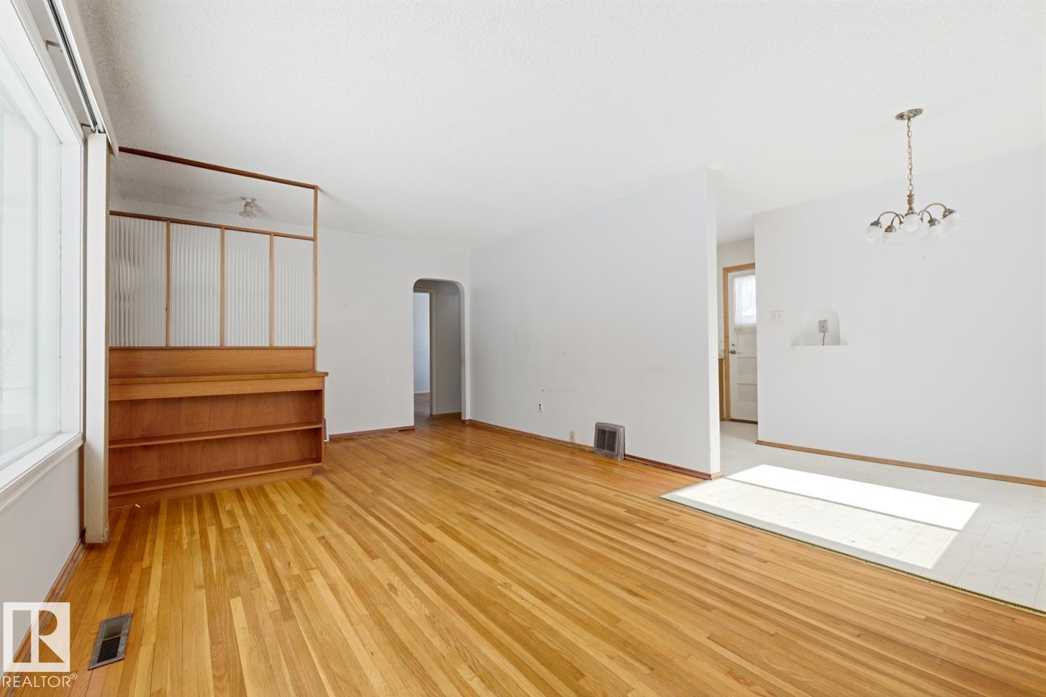 Photo 7 at 9039 90 Street NW, Bonnie Doon, Edmonton