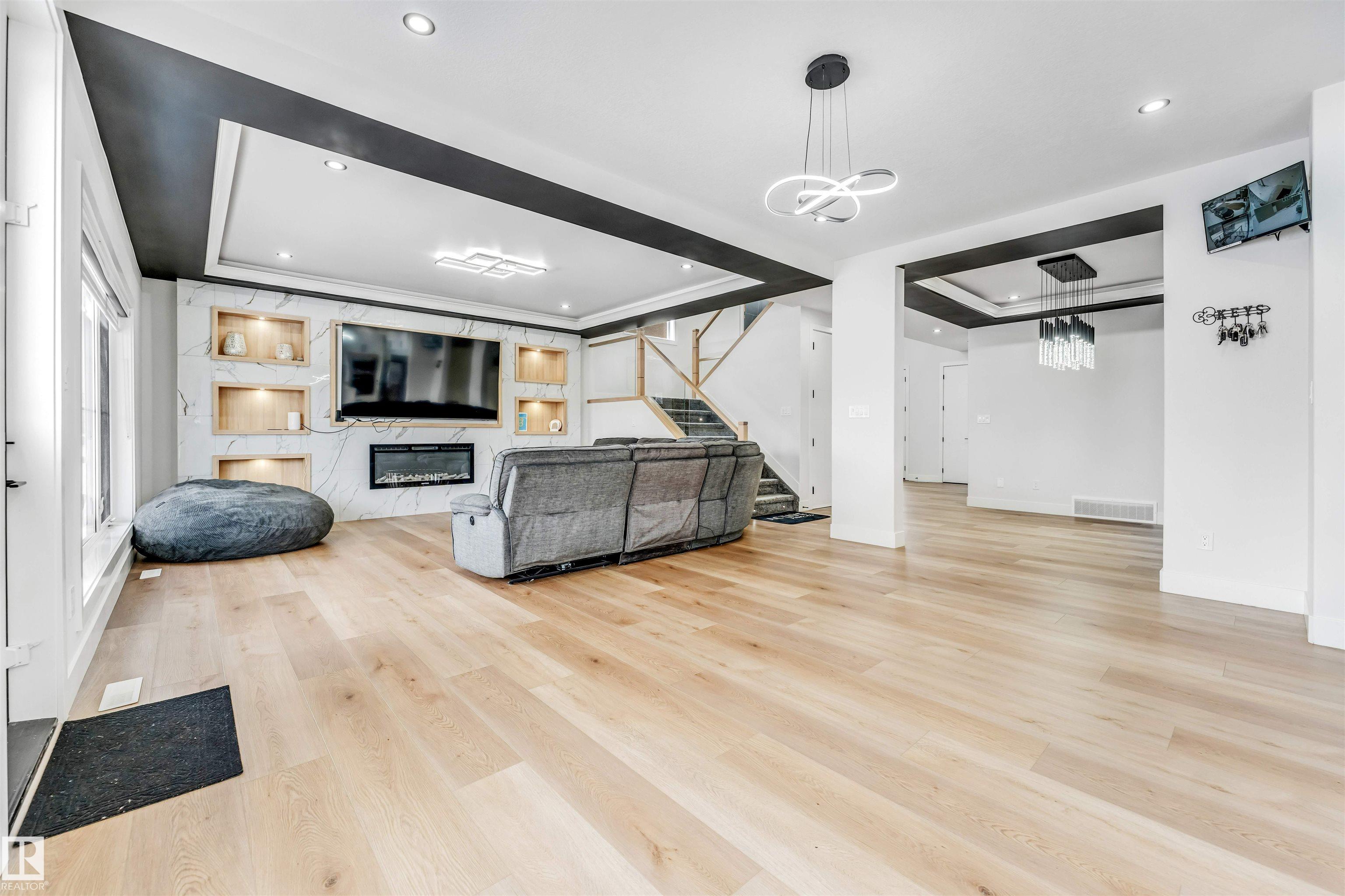 Photo 11 at 304 33 Avenue NW, Maple Crest, Edmonton