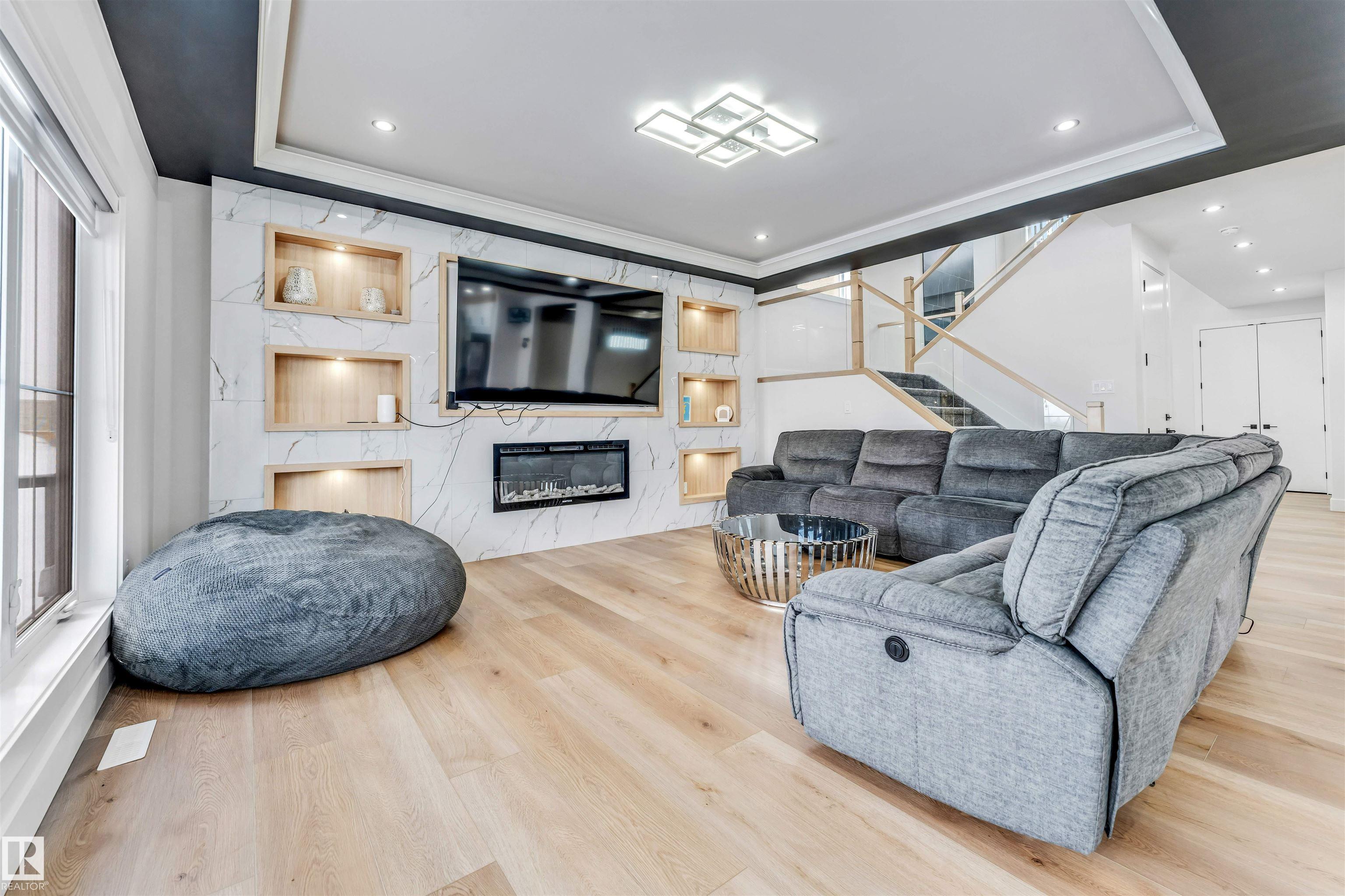 Photo 10 at 304 33 Avenue NW, Maple Crest, Edmonton