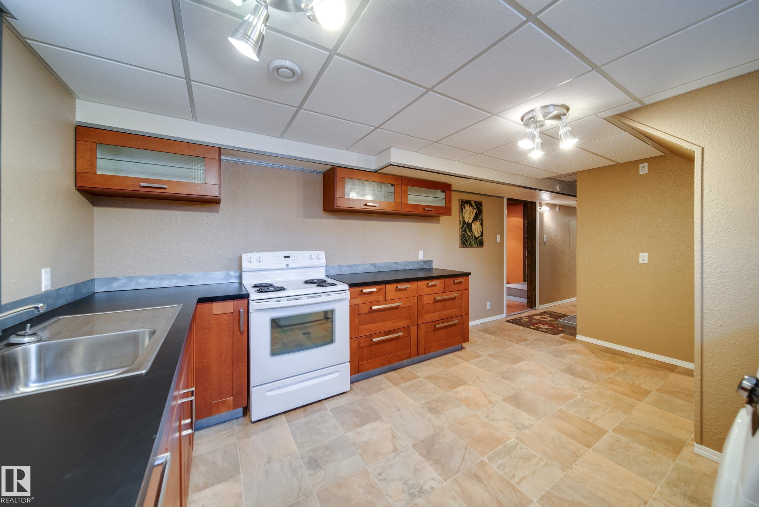 Photo 13 at 6052 105b Street NW, Pleasantview, Edmonton