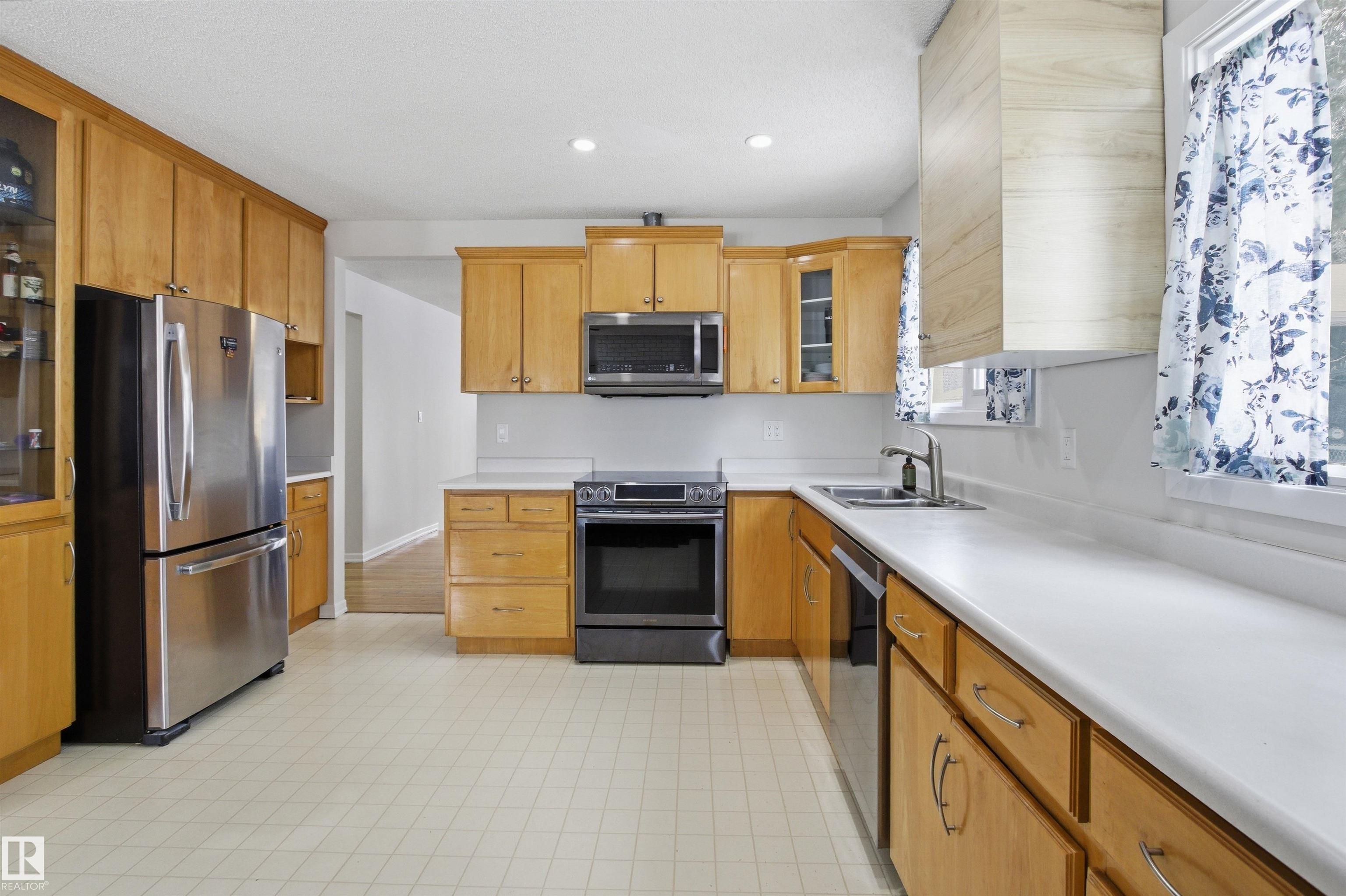 Photo 14 at 4203 52 Avenue, St. Vital, Beaumont