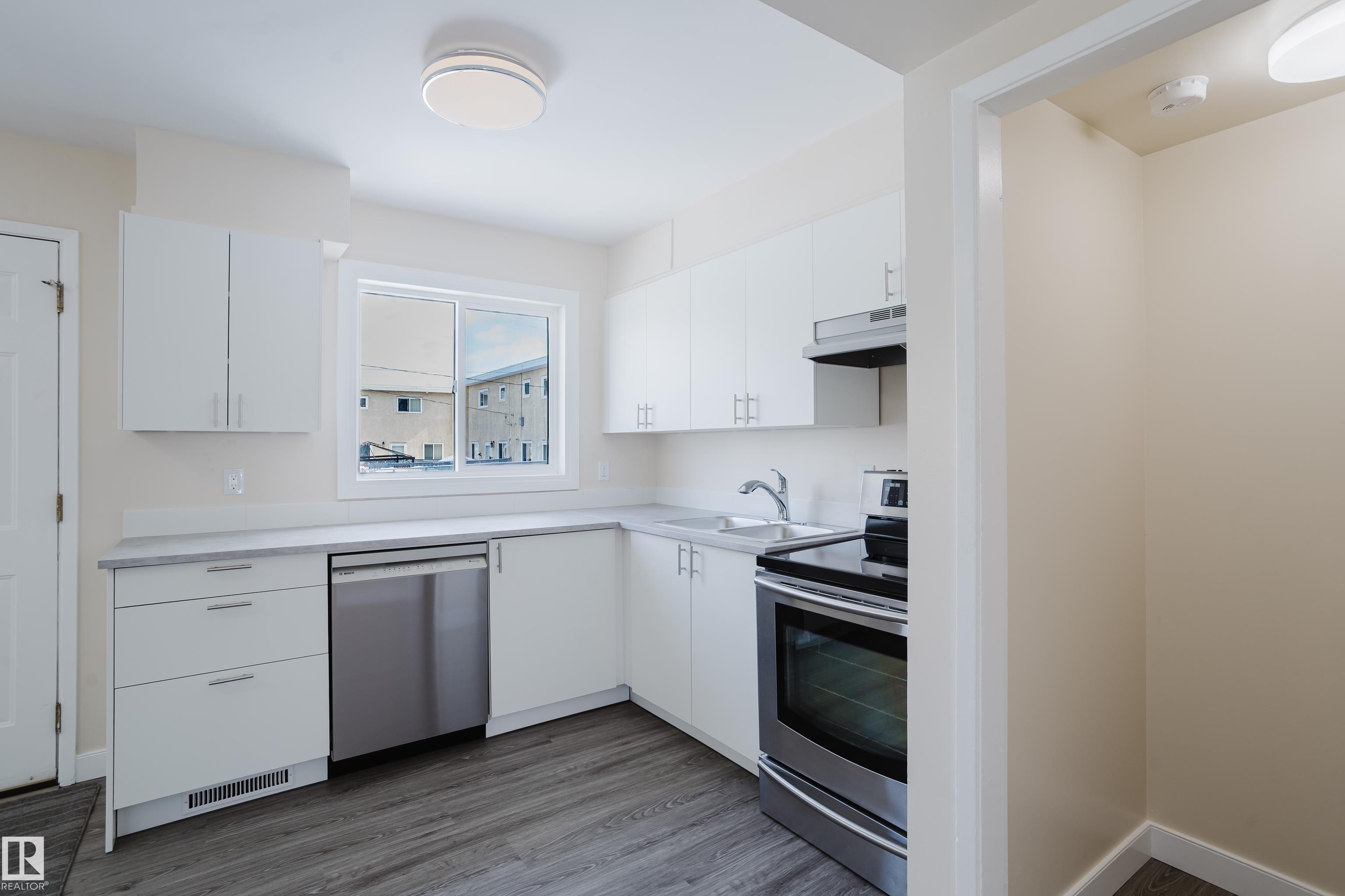 Photo 6 at 13305 89a Street NW, Glengarry, Edmonton