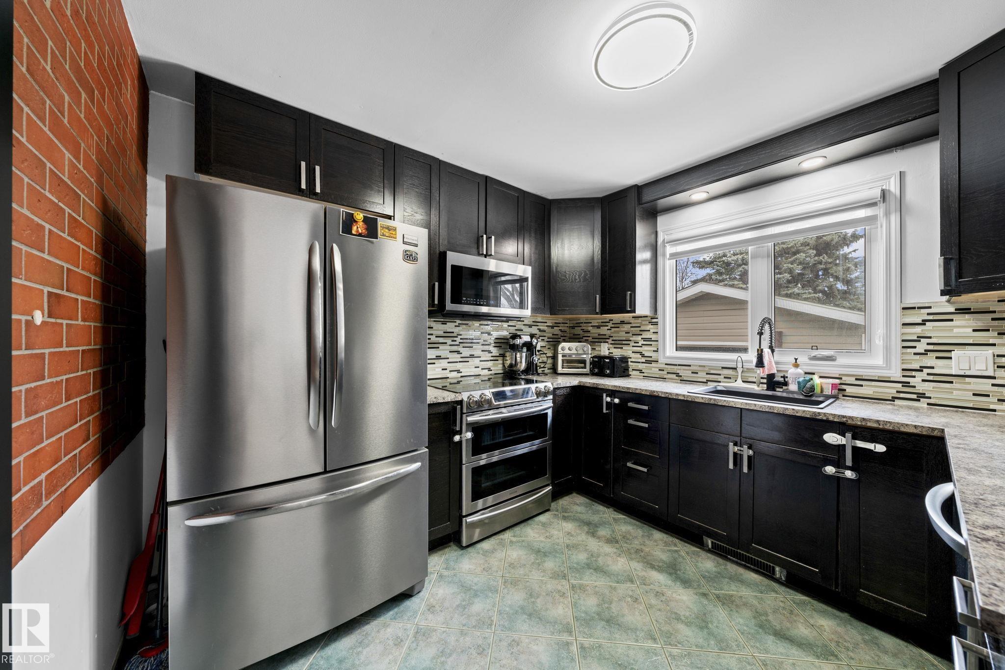 Photo 12 at 5418 17a Avenue NW, Meyokumin, Edmonton