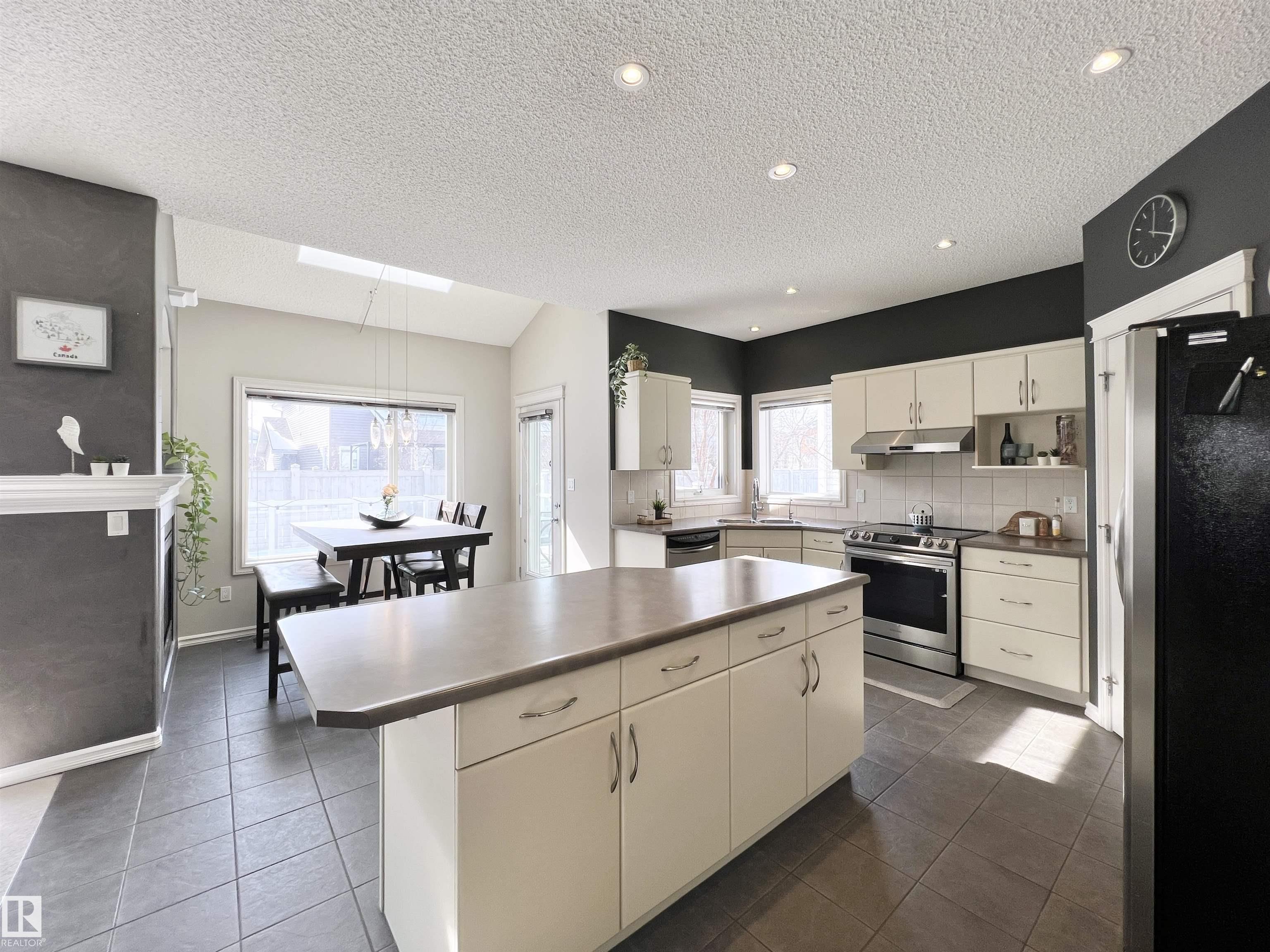 Photo 24 at 1007 Goodwin crest NW, Glastonbury, Edmonton