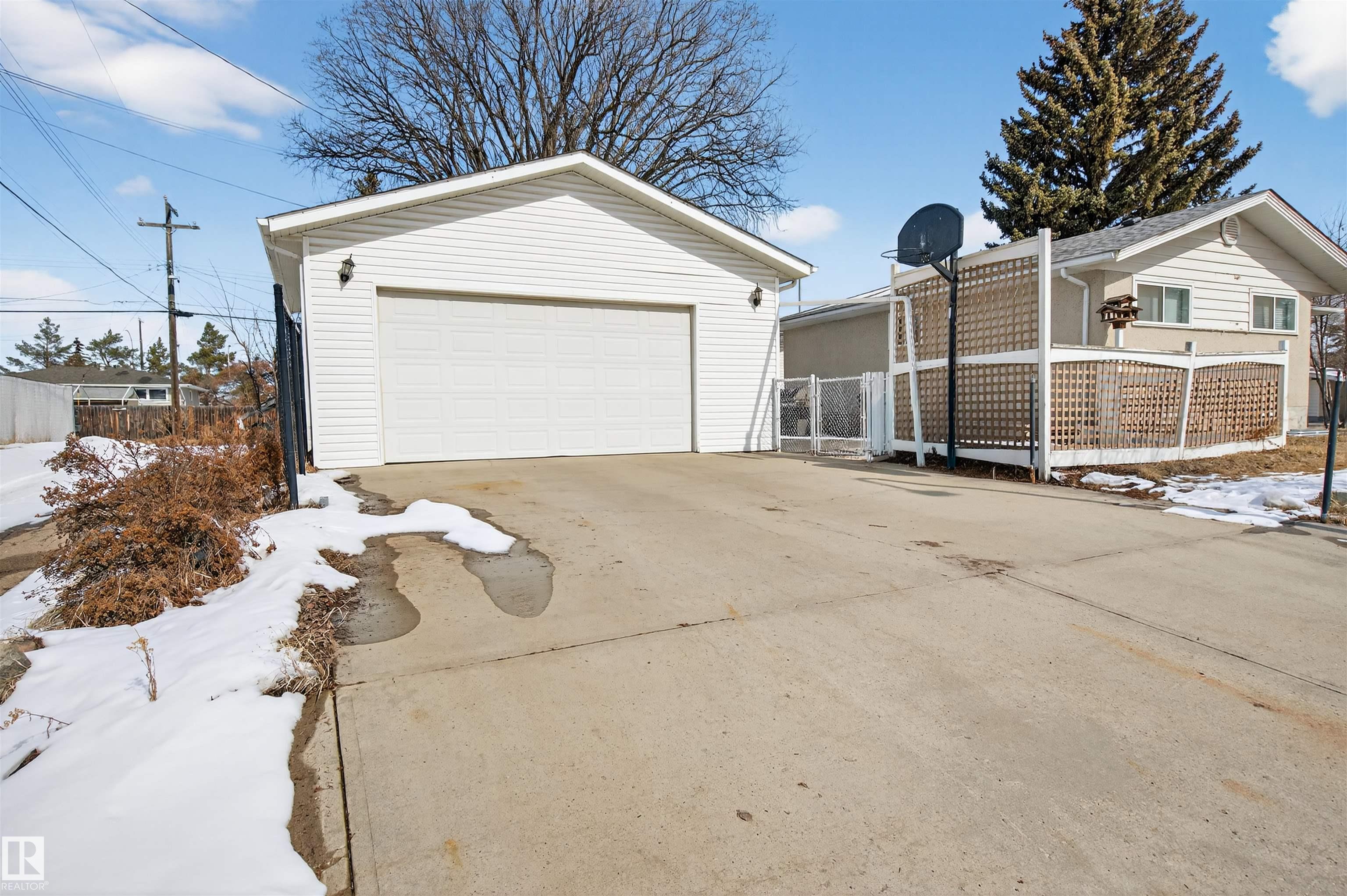 Photo 29 at 8704 136 Avenue NW, Glengarry, Edmonton