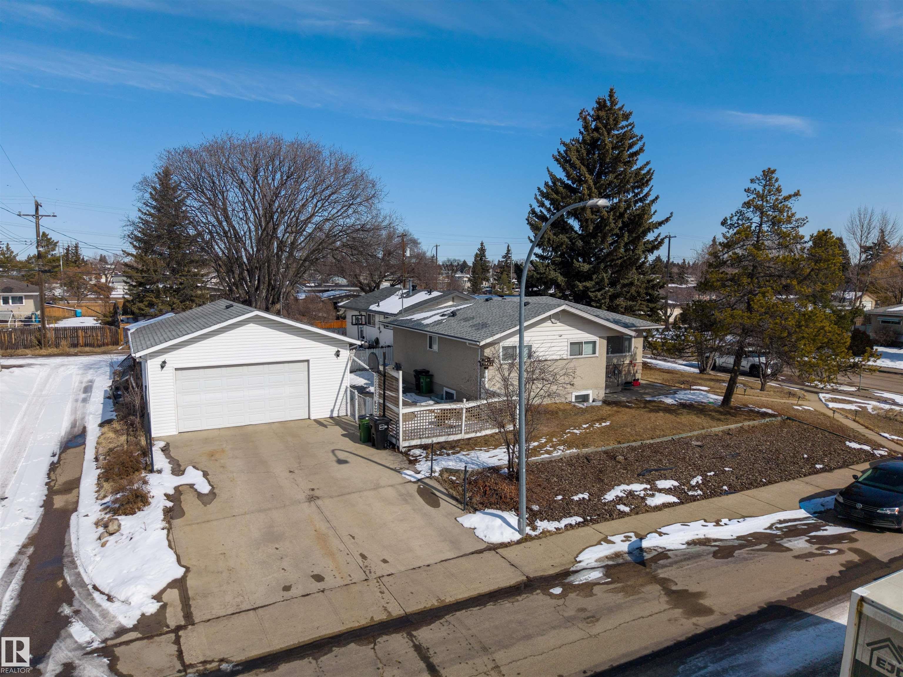 Photo 37 at 8704 136 Avenue NW, Glengarry, Edmonton