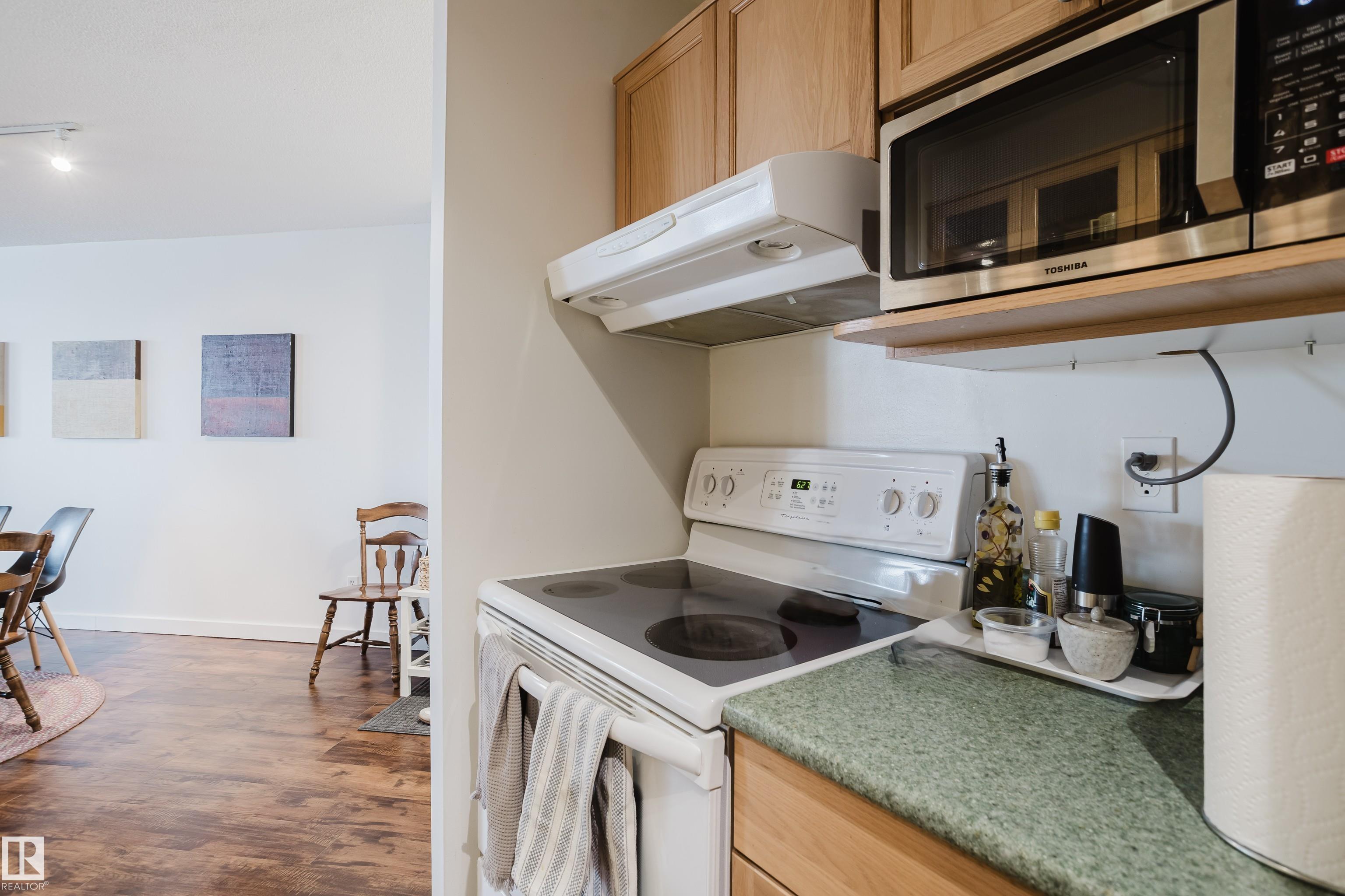 Photo 10 at 402 - 10045 117 Street NW, Wîhkwêntôwin, Edmonton