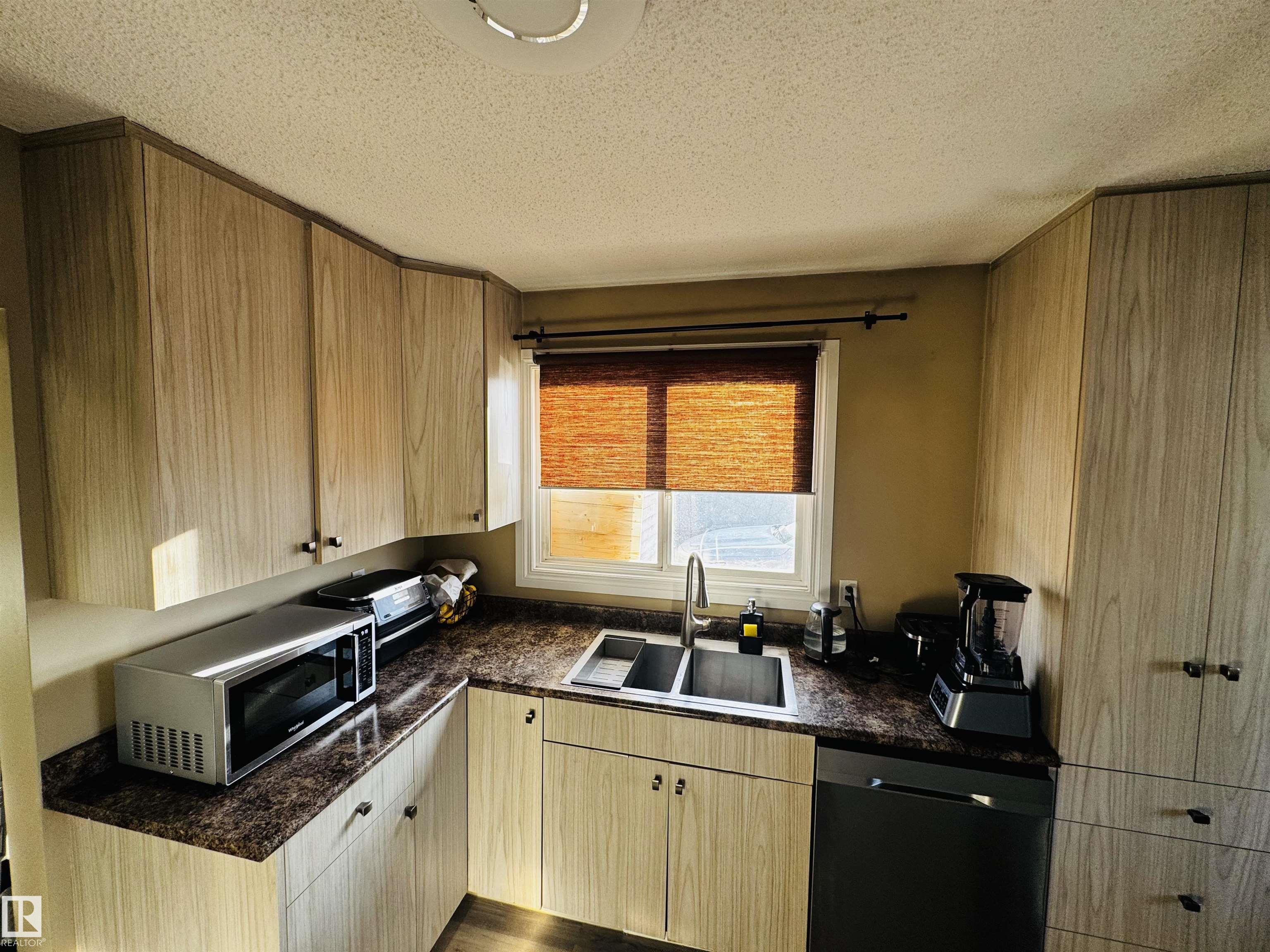 Photo 14 at 11452 152b Avenue NW, Caernarvon, Edmonton