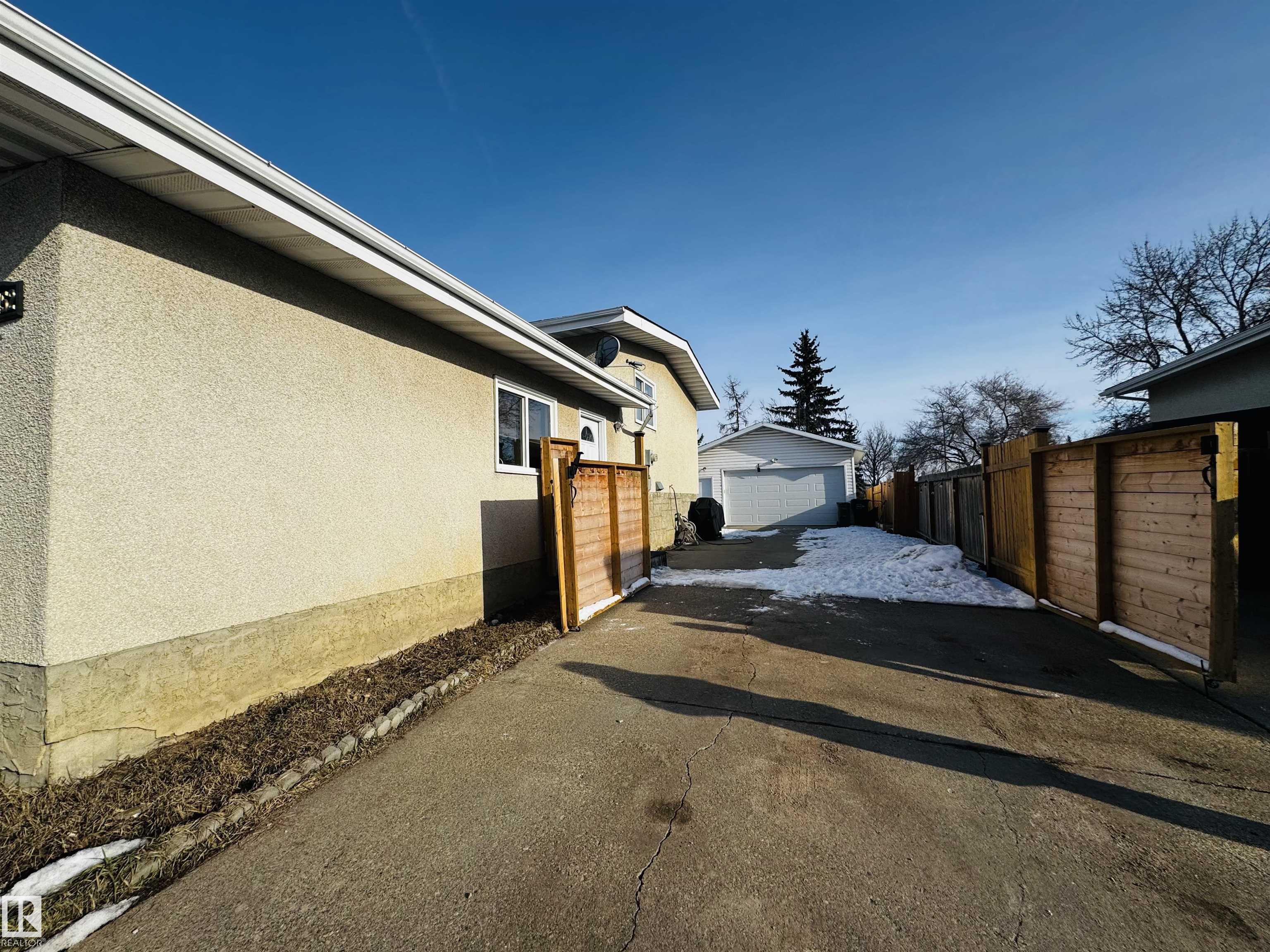 Photo 8 at 11452 152b Avenue NW, Caernarvon, Edmonton