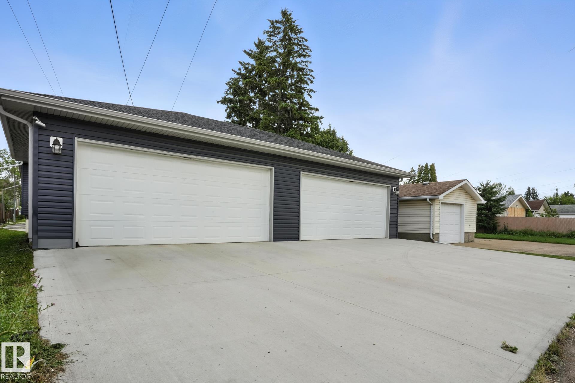 Photo 31 at 10438 154 Street NW, Canora, Edmonton